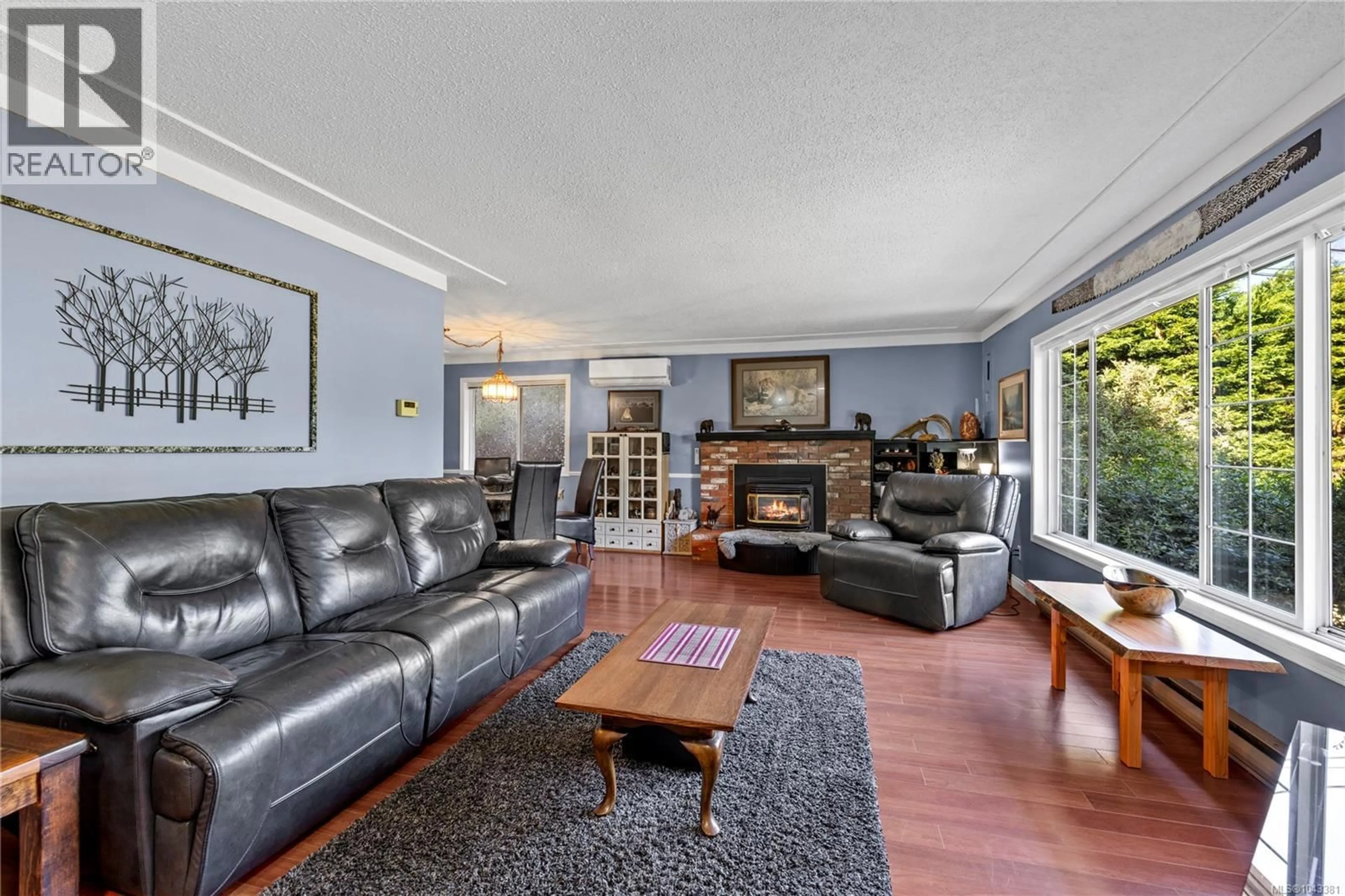 Living room with furniture, unknown for 1007 CENTRE CRESCENT, Qualicum Beach British Columbia V9K2G6