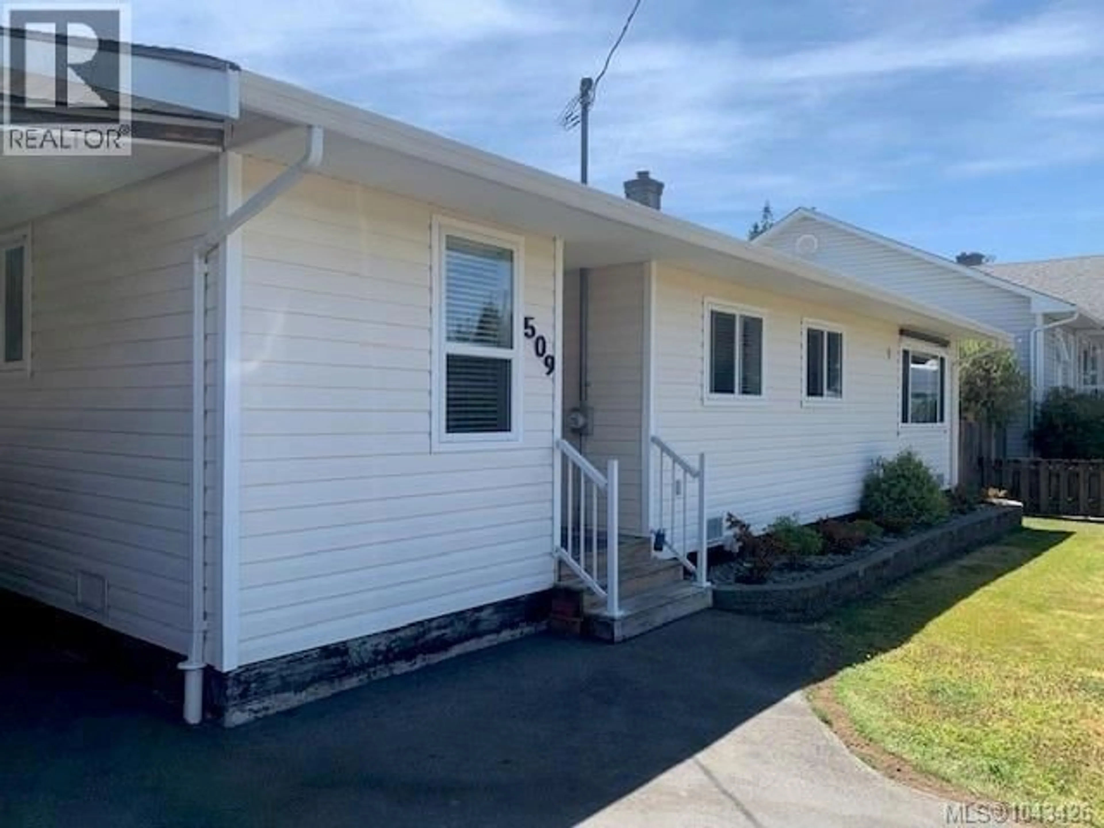Home with vinyl exterior material, street for 509 WARREN STREET, Ladysmith British Columbia V9G1A9