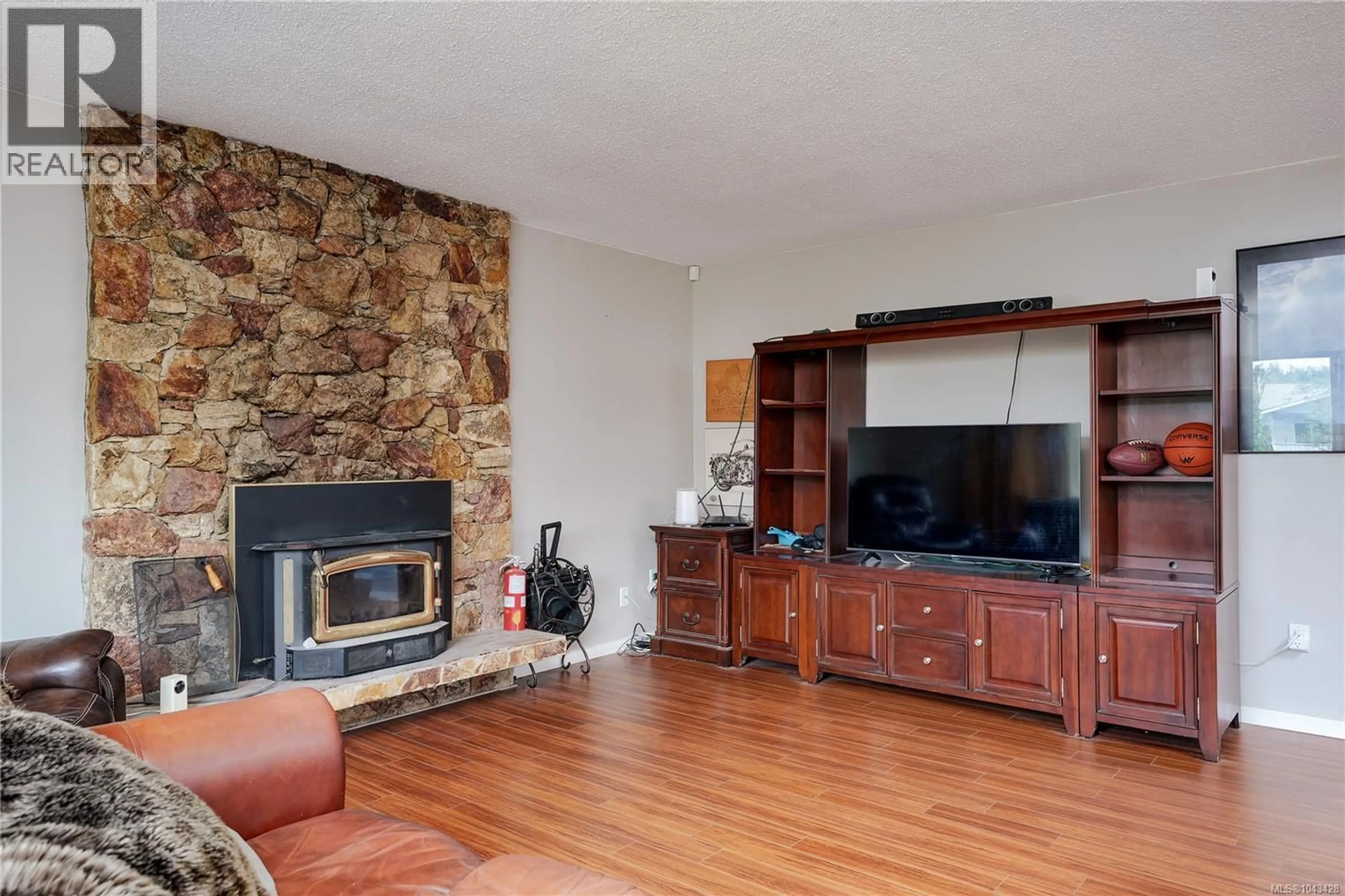 Living room with furniture, wood/laminate floor for 1521 SAN JUAN AVENUE, Saanich British Columbia V8N2L4
