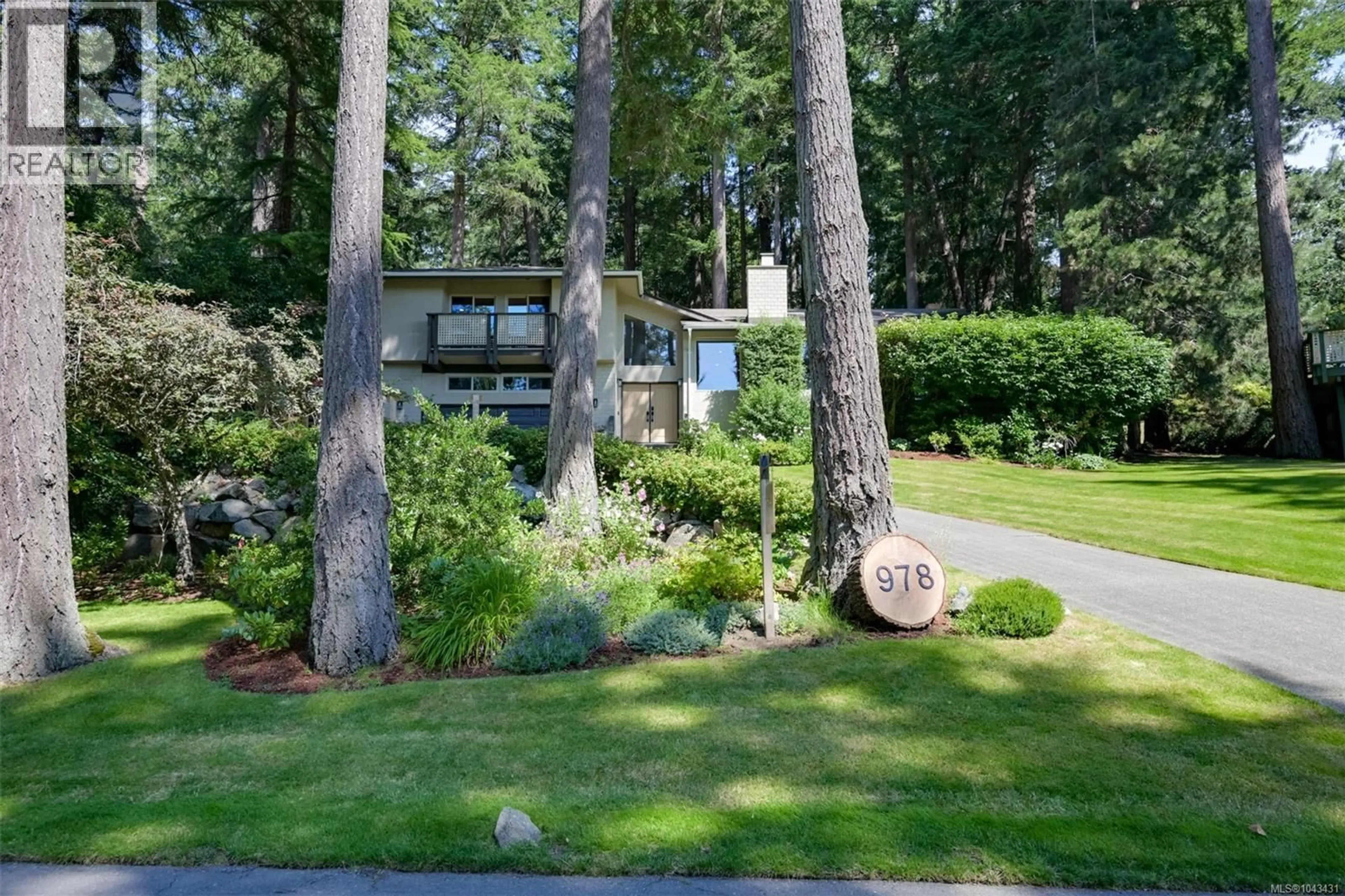 Unknown for 978 FIR TREE GLEN, Saanich British Columbia V8X5B7