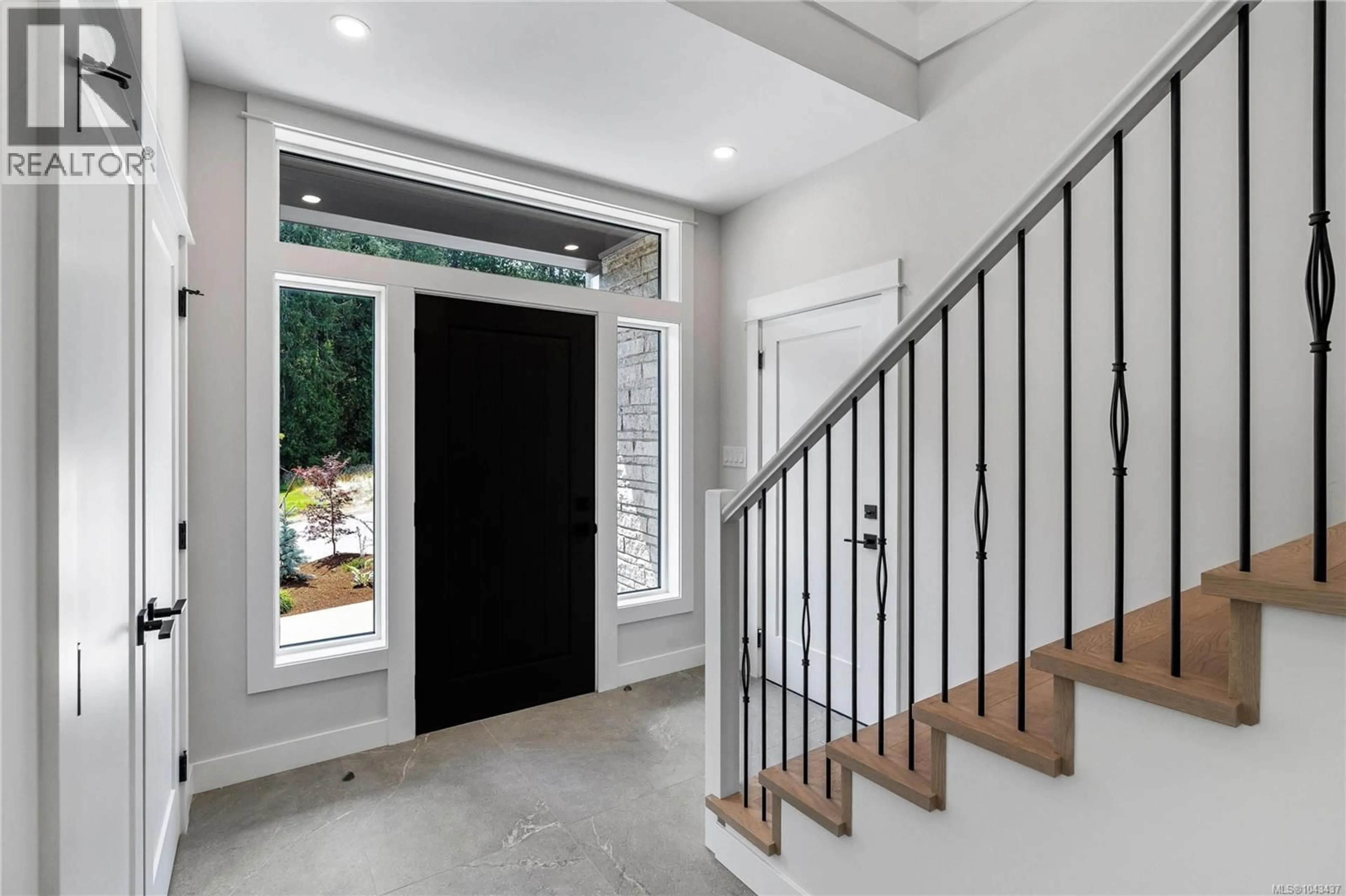 Indoor entryway for 543 BICKFORD WAY, Mill Bay British Columbia V8H1H7