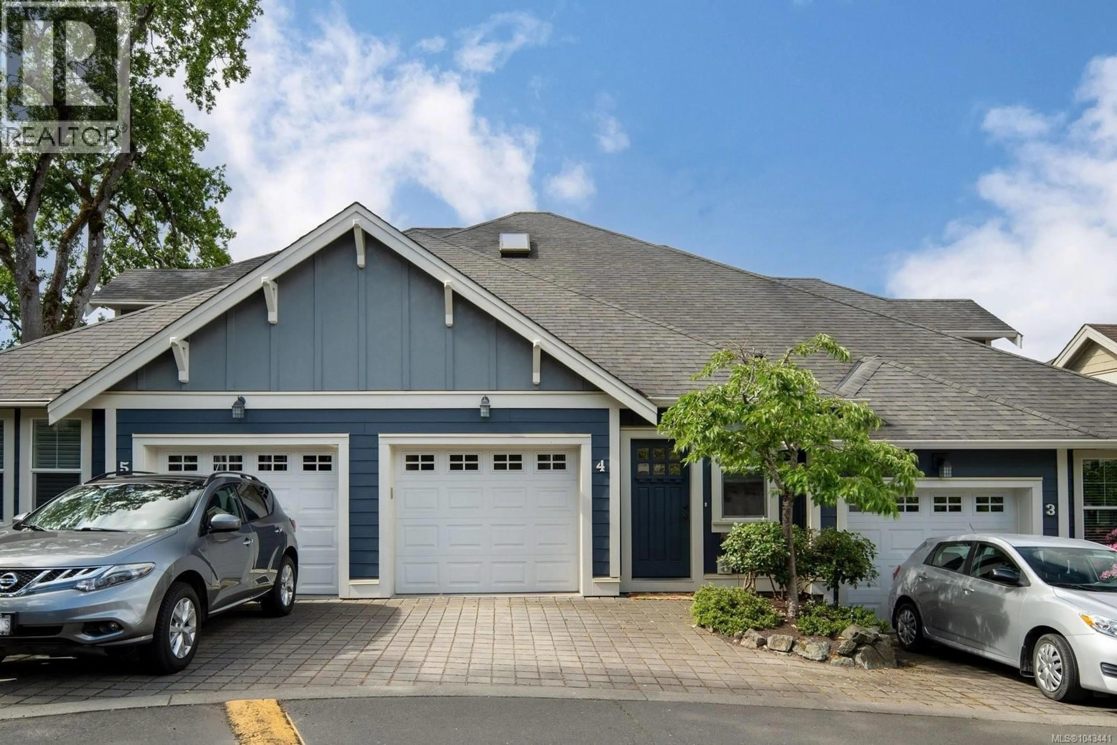 Home with vinyl exterior material, street for 4 - 4583 WILKINSON ROAD, Saanich British Columbia V8Z5C3