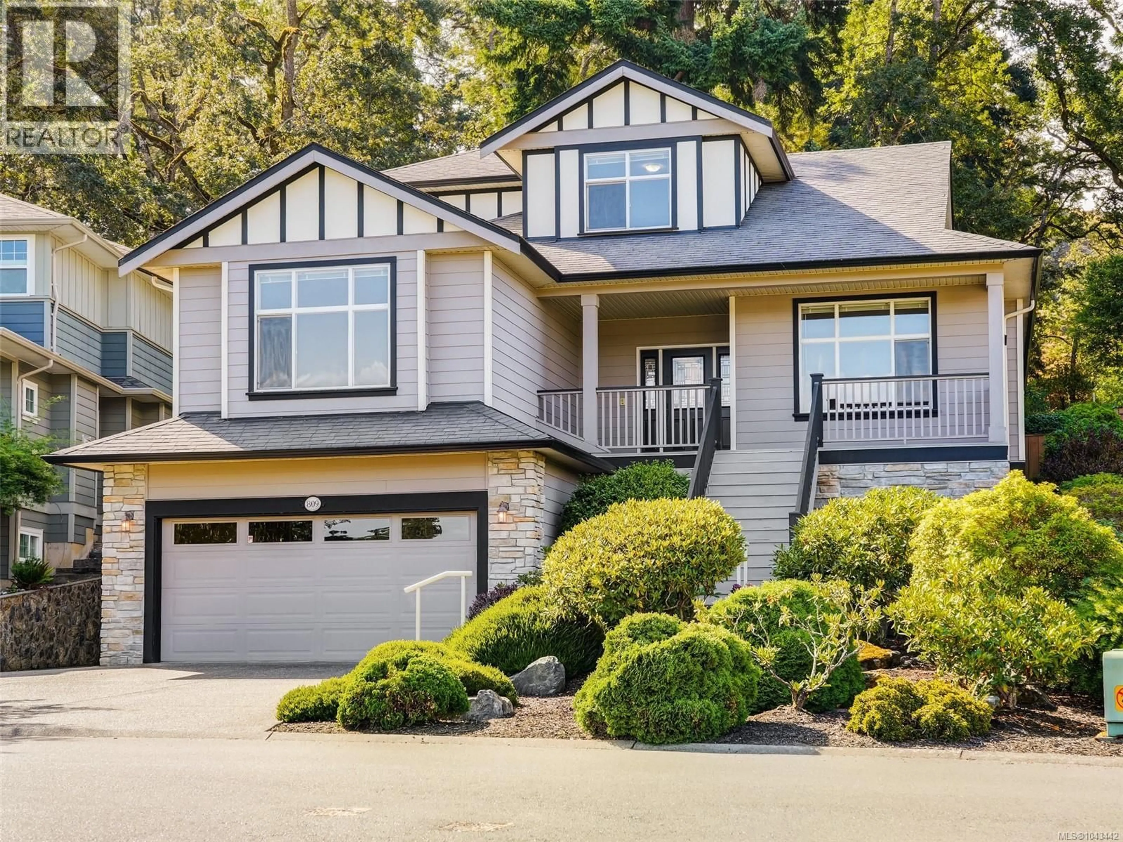 Home with vinyl exterior material, street for 809 ROGERS WAY, Saanich British Columbia V8X5L1