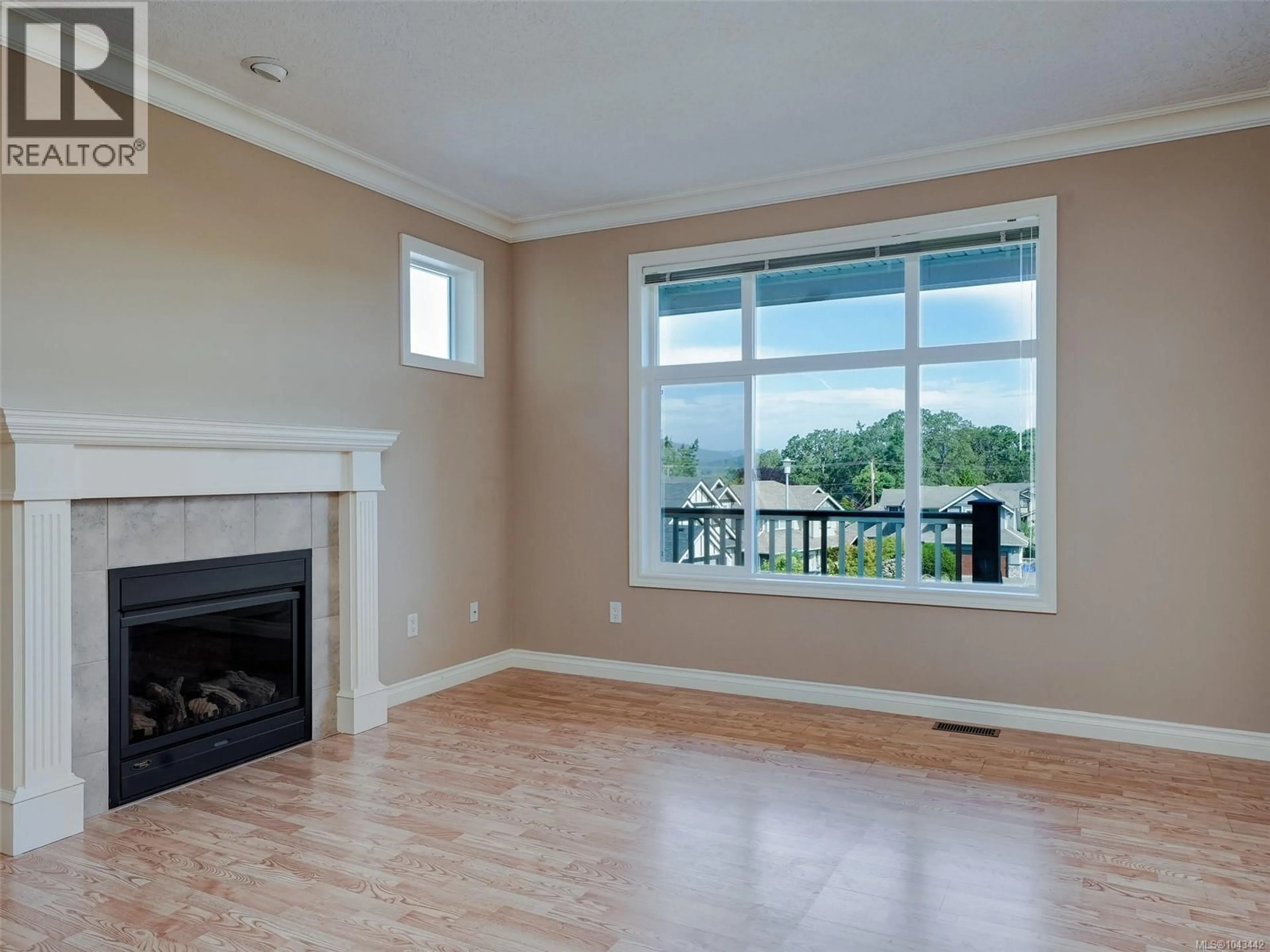 Living room with furniture, wood/laminate floor for 809 ROGERS WAY, Saanich British Columbia V8X5L1