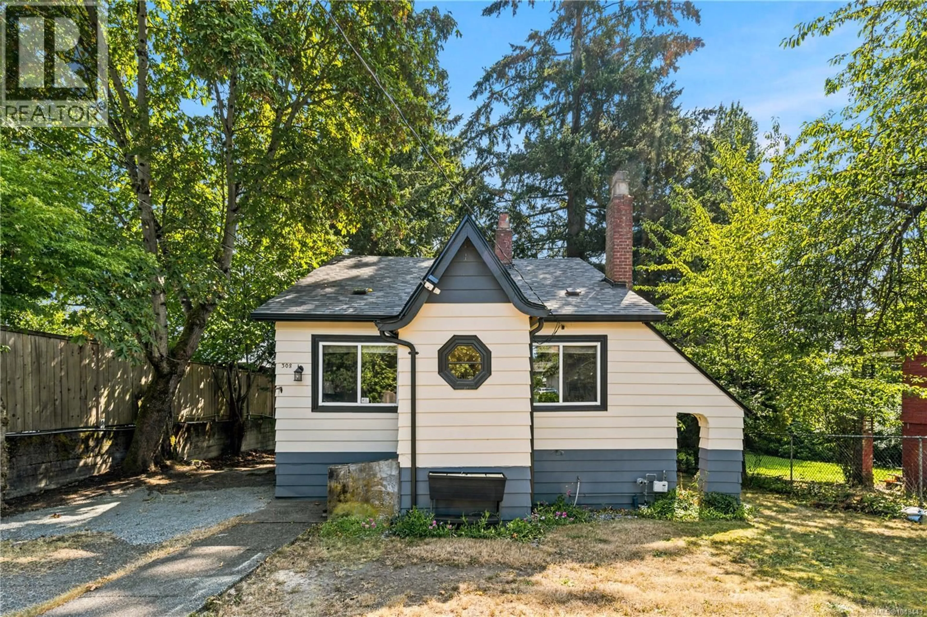 Home with vinyl exterior material, street for 308 HOLLY AVENUE, Nanaimo British Columbia V9S3M2
