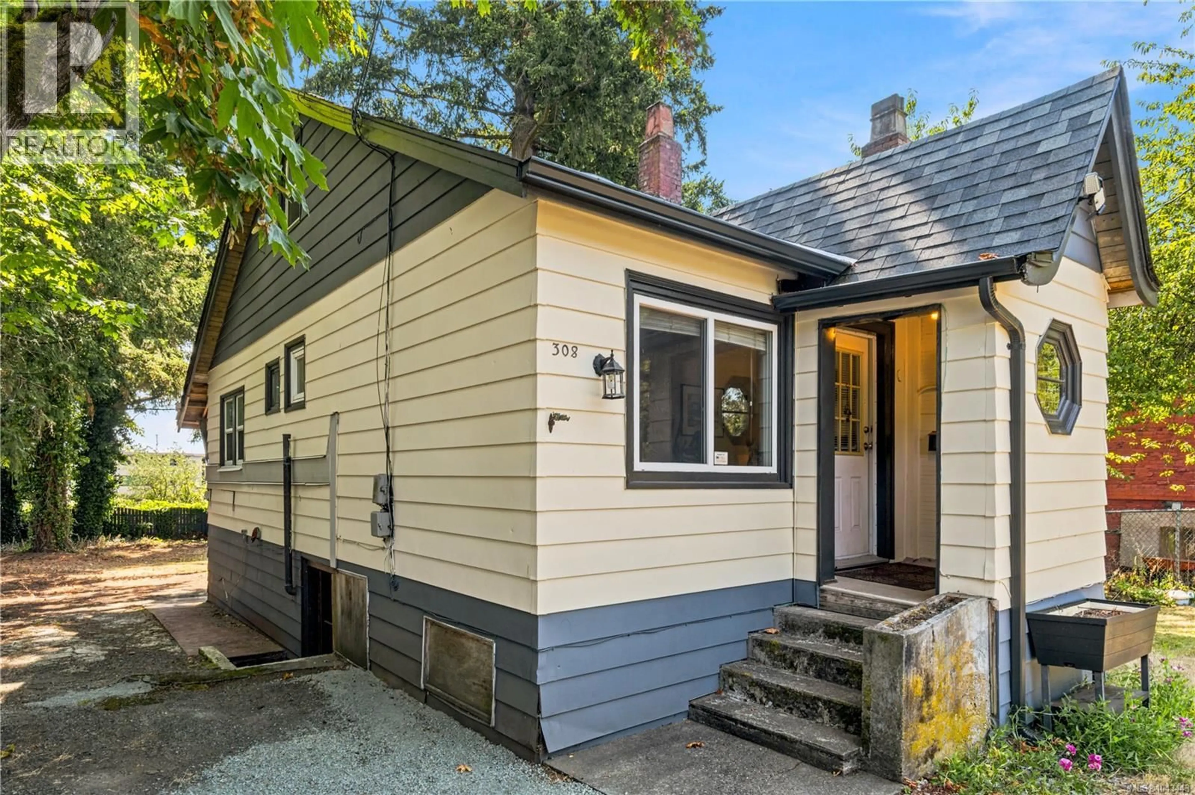 Home with vinyl exterior material, street for 308 HOLLY AVENUE, Nanaimo British Columbia V9S3M2