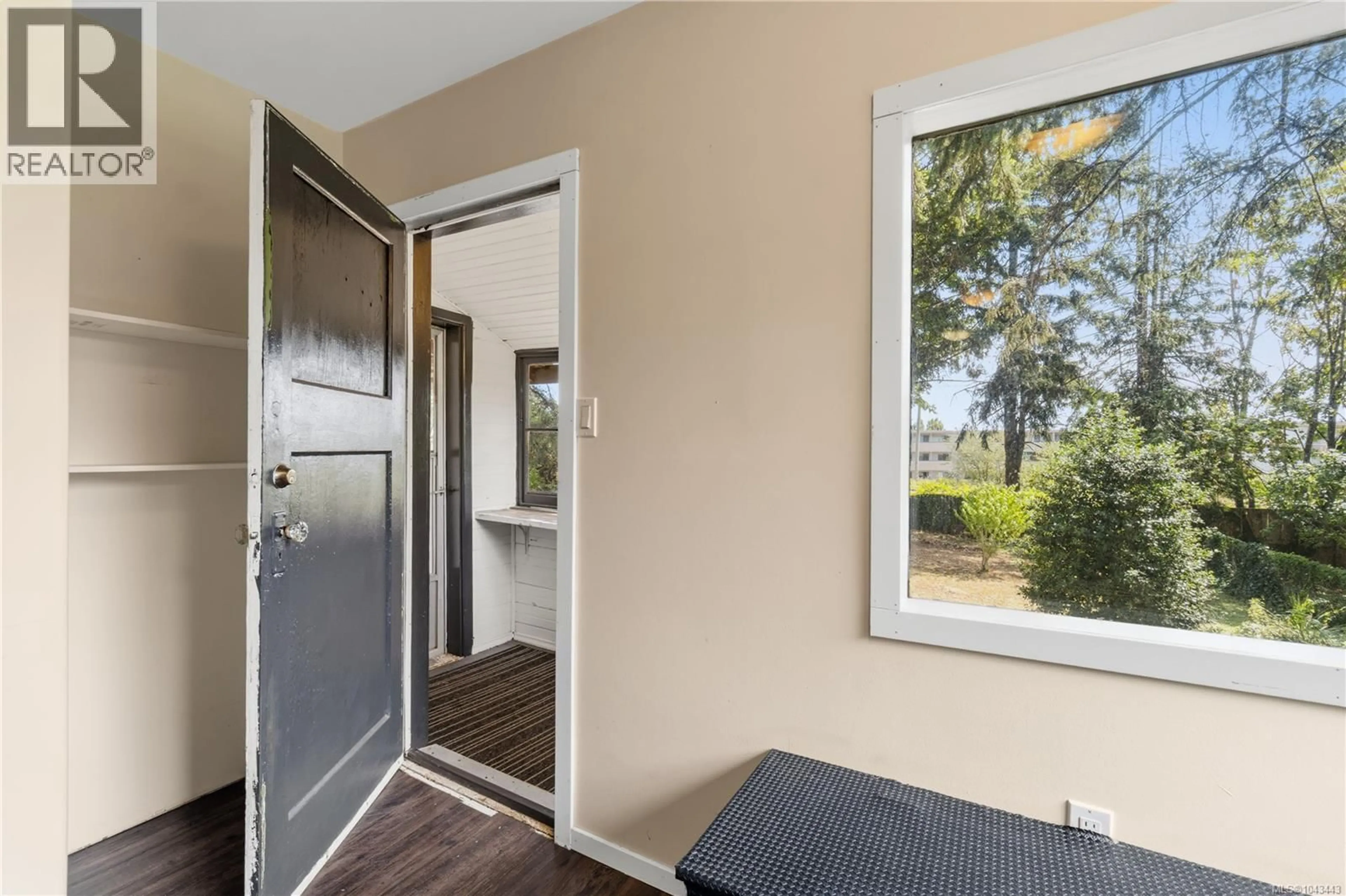 Indoor entryway for 308 HOLLY AVENUE, Nanaimo British Columbia V9S3M2