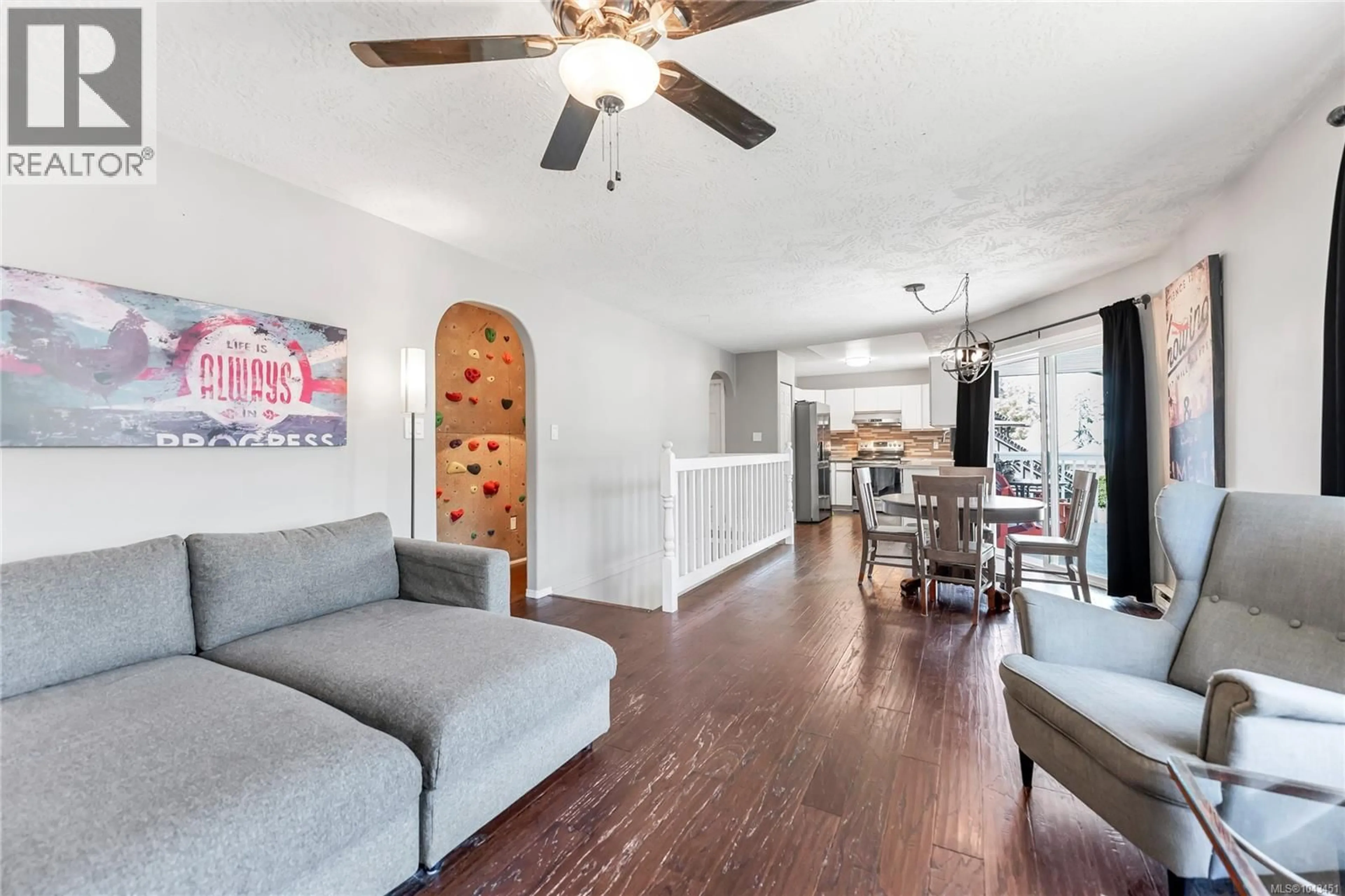 Living room with furniture, wood/laminate floor for 4 - 1500 ANCHOR ROAD, Crofton British Columbia V0R1R0