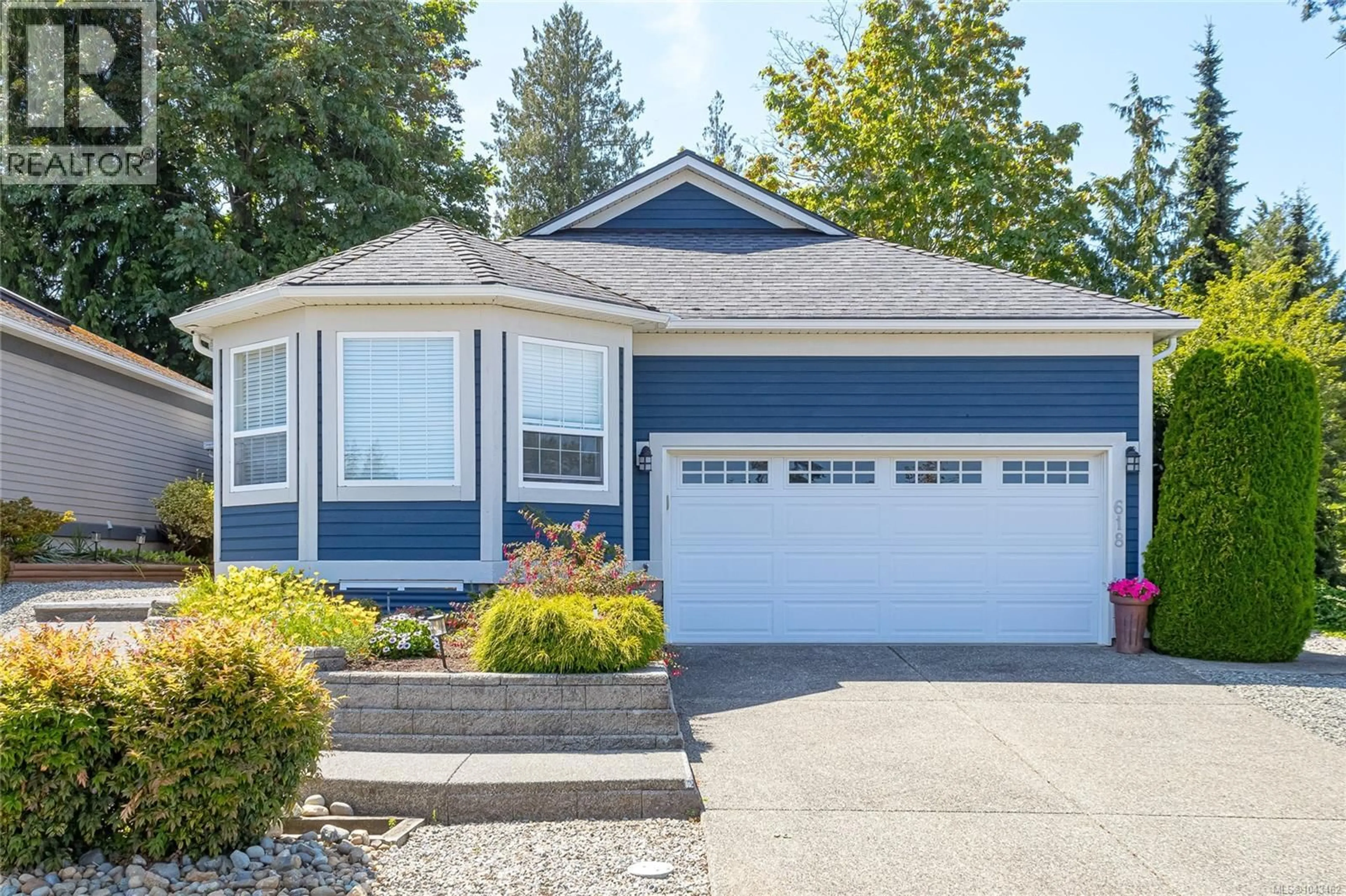 Home with vinyl exterior material, street for 618 WINDWARD WAY, Qualicum Beach British Columbia V9K2K4