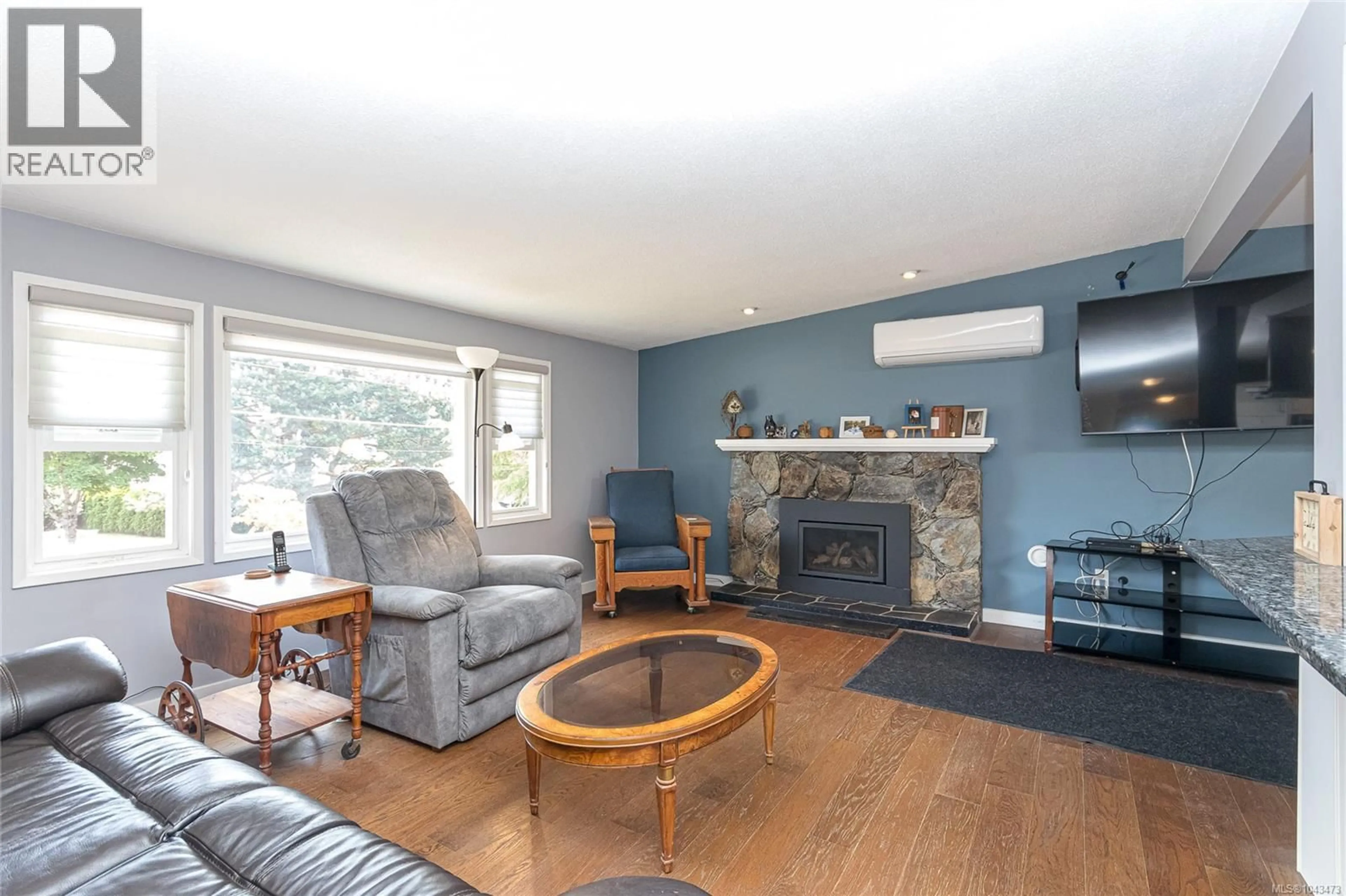 Living room with furniture, wood/laminate floor for 9480 MARYLAND DRIVE, Sidney British Columbia V8L2R6