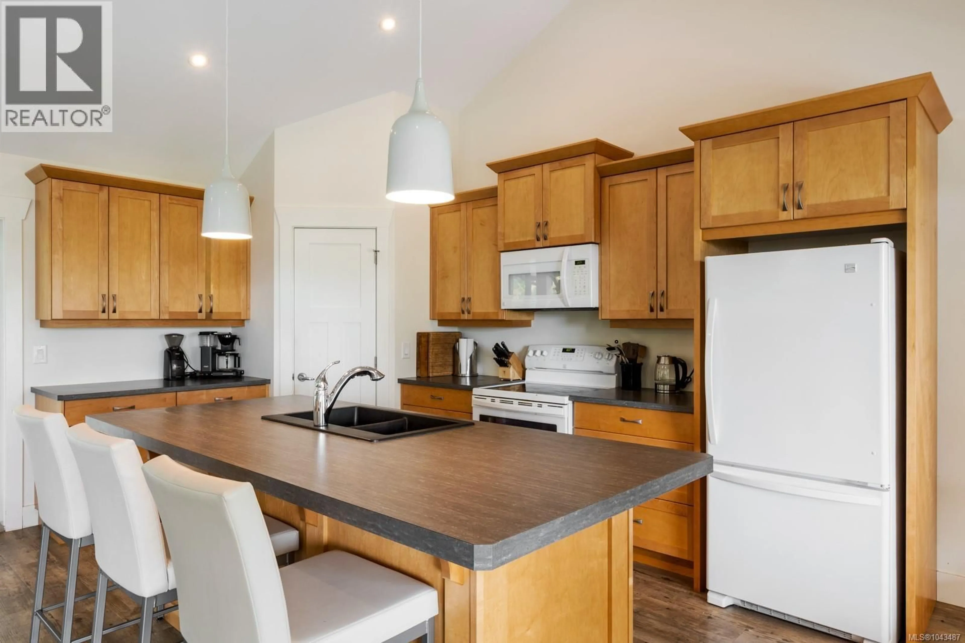 Open concept kitchen, wood/laminate floor for 6531 COUNTRY ROAD, Fanny Bay British Columbia V0R1W0