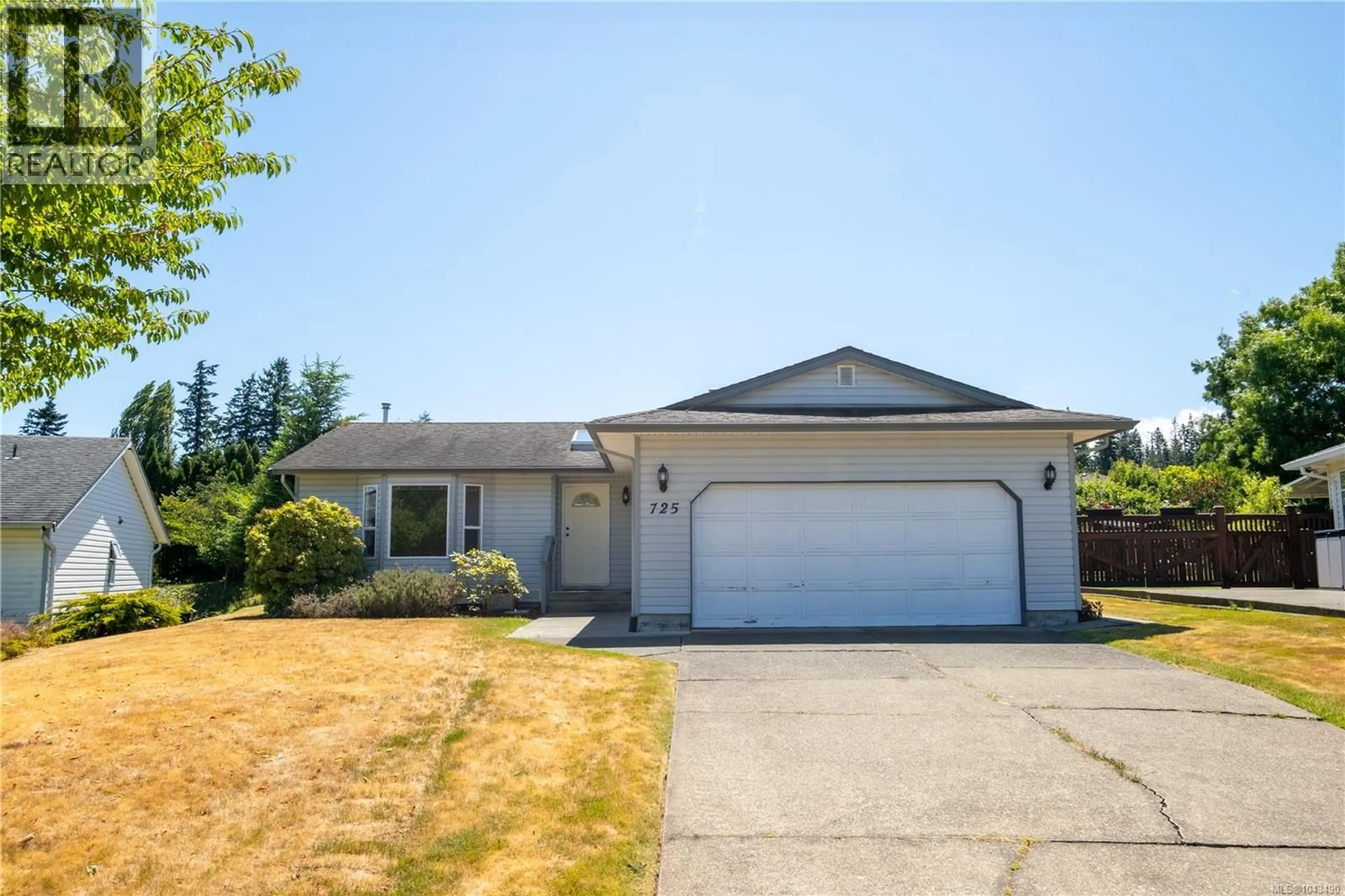 Home with vinyl exterior material, street for 725 APPLEGATE ROAD, Campbell River British Columbia V9W7A1
