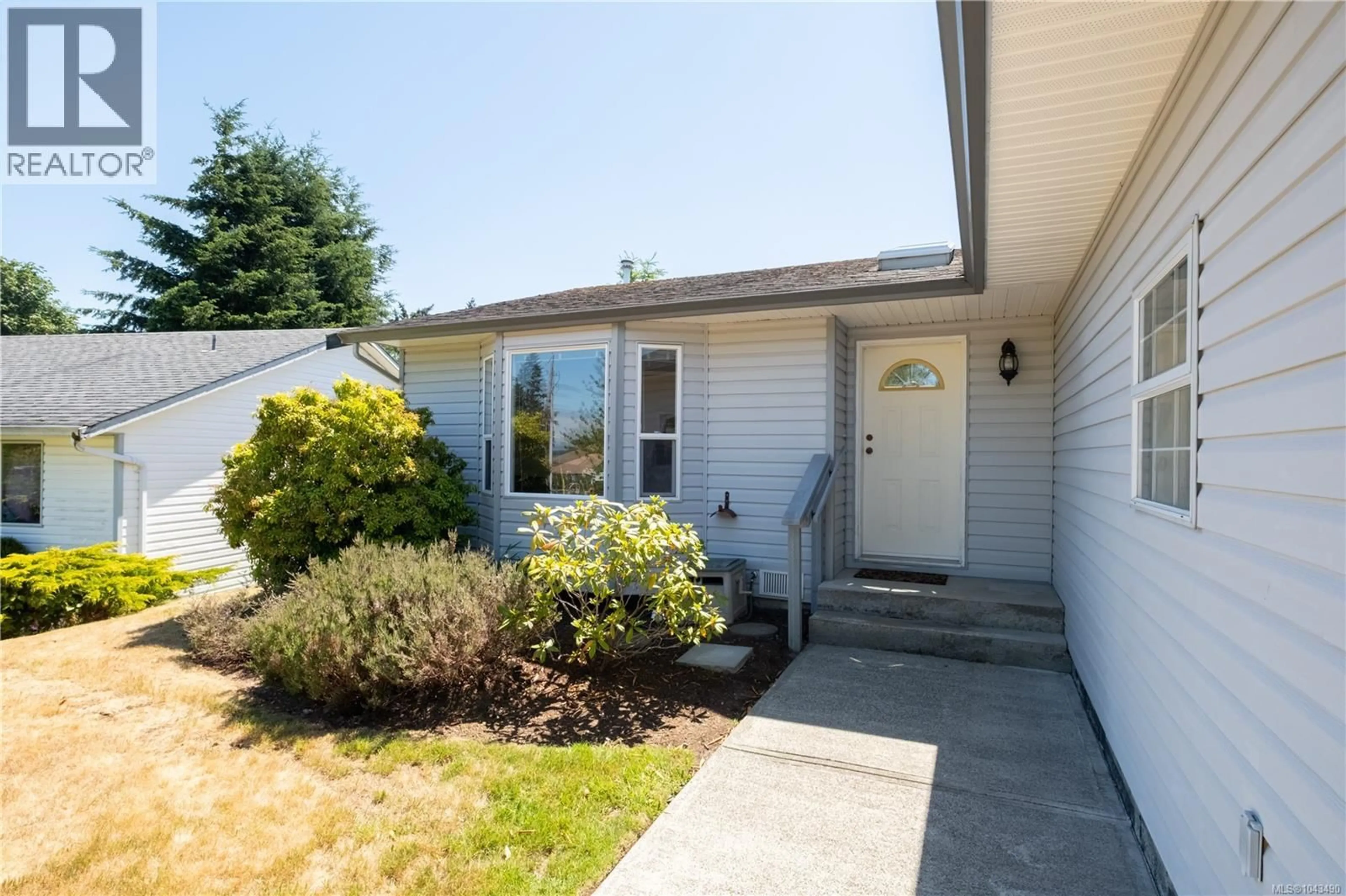 Home with vinyl exterior material, street for 725 APPLEGATE ROAD, Campbell River British Columbia V9W7A1