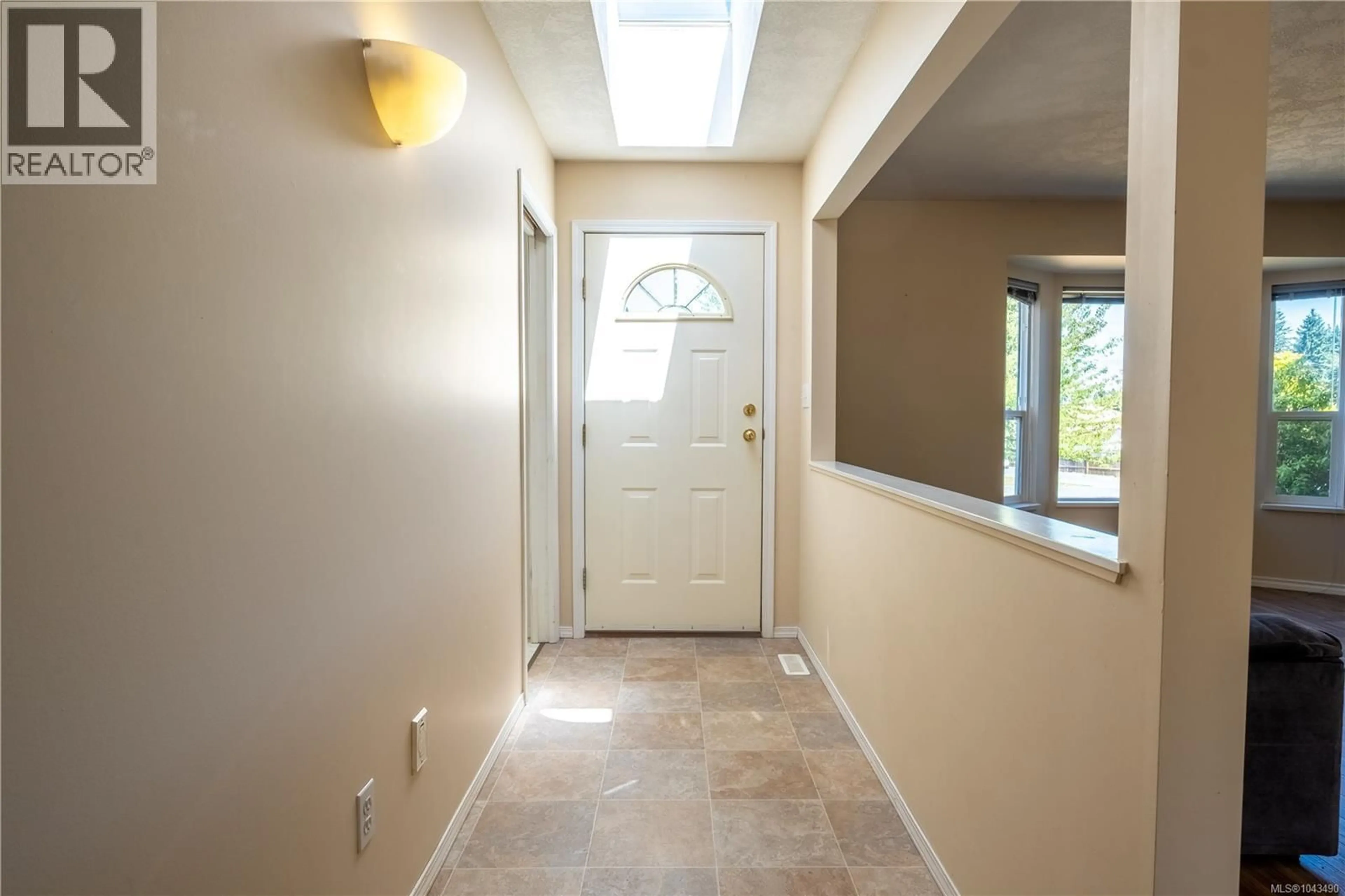 Indoor entryway for 725 APPLEGATE ROAD, Campbell River British Columbia V9W7A1