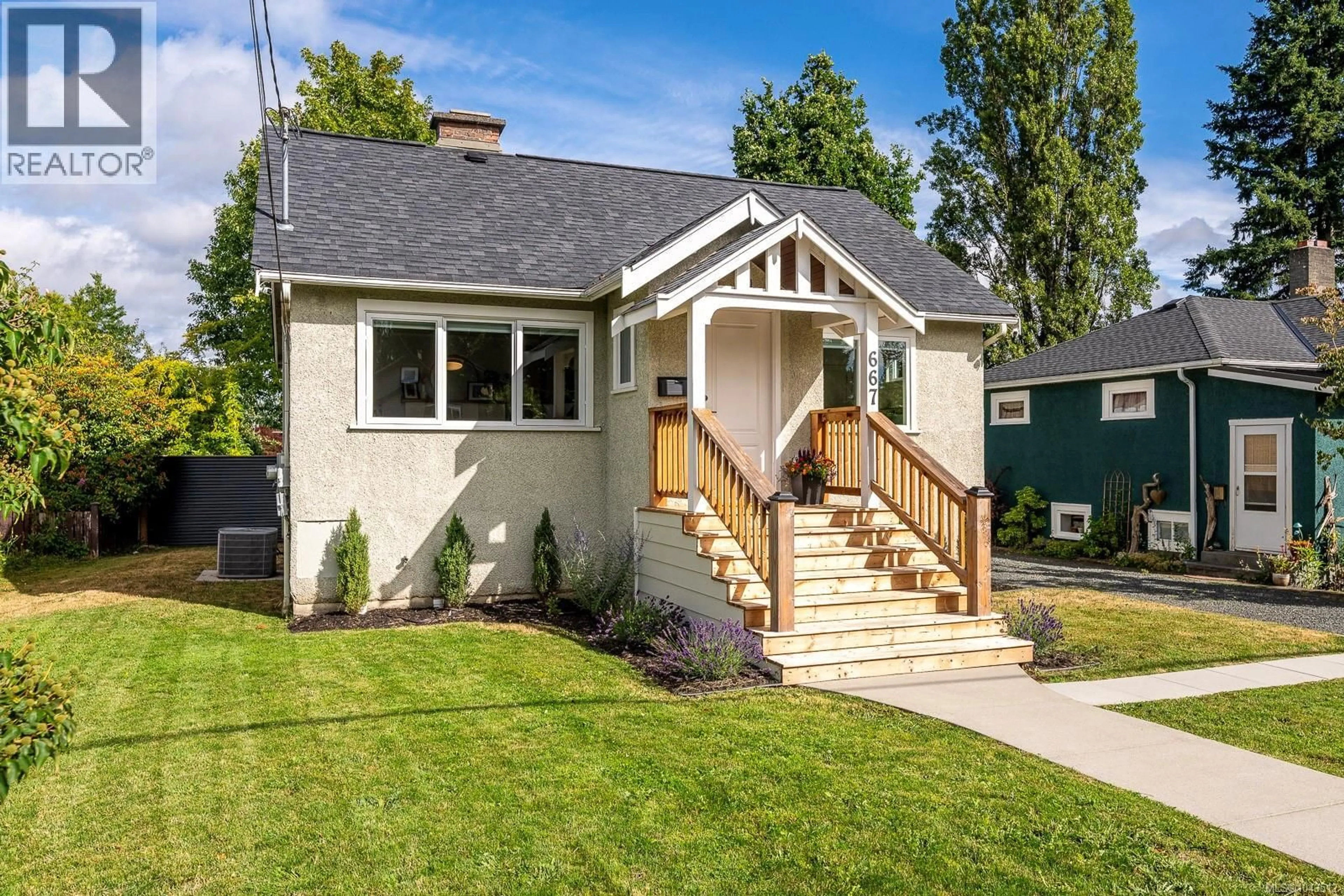 Home with vinyl exterior material, street for 667 11TH STREET, Courtenay British Columbia V9N1S9