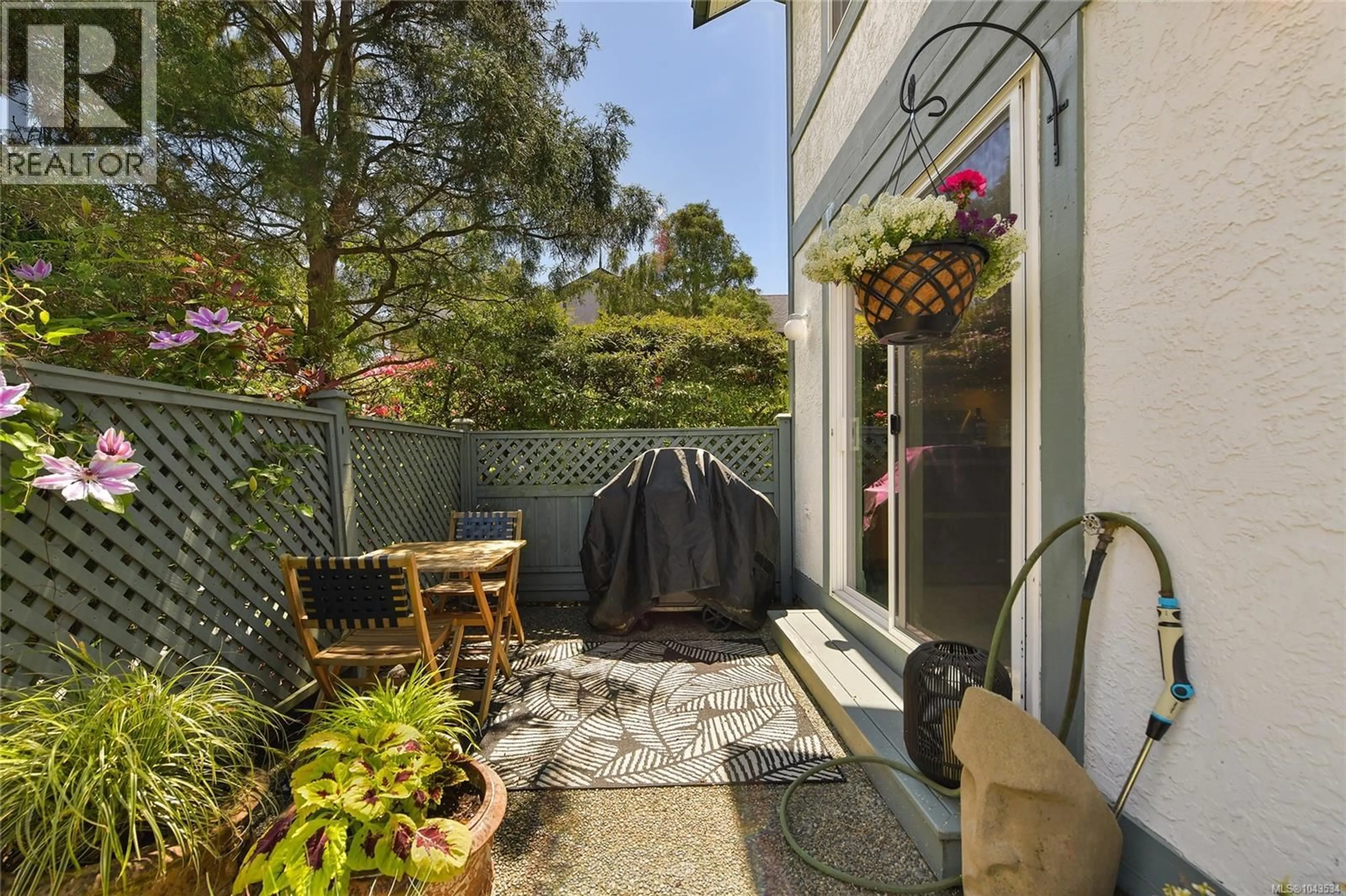 Patio, street for 10 - 3008 QUADRA STREET, Victoria British Columbia V8T4G3