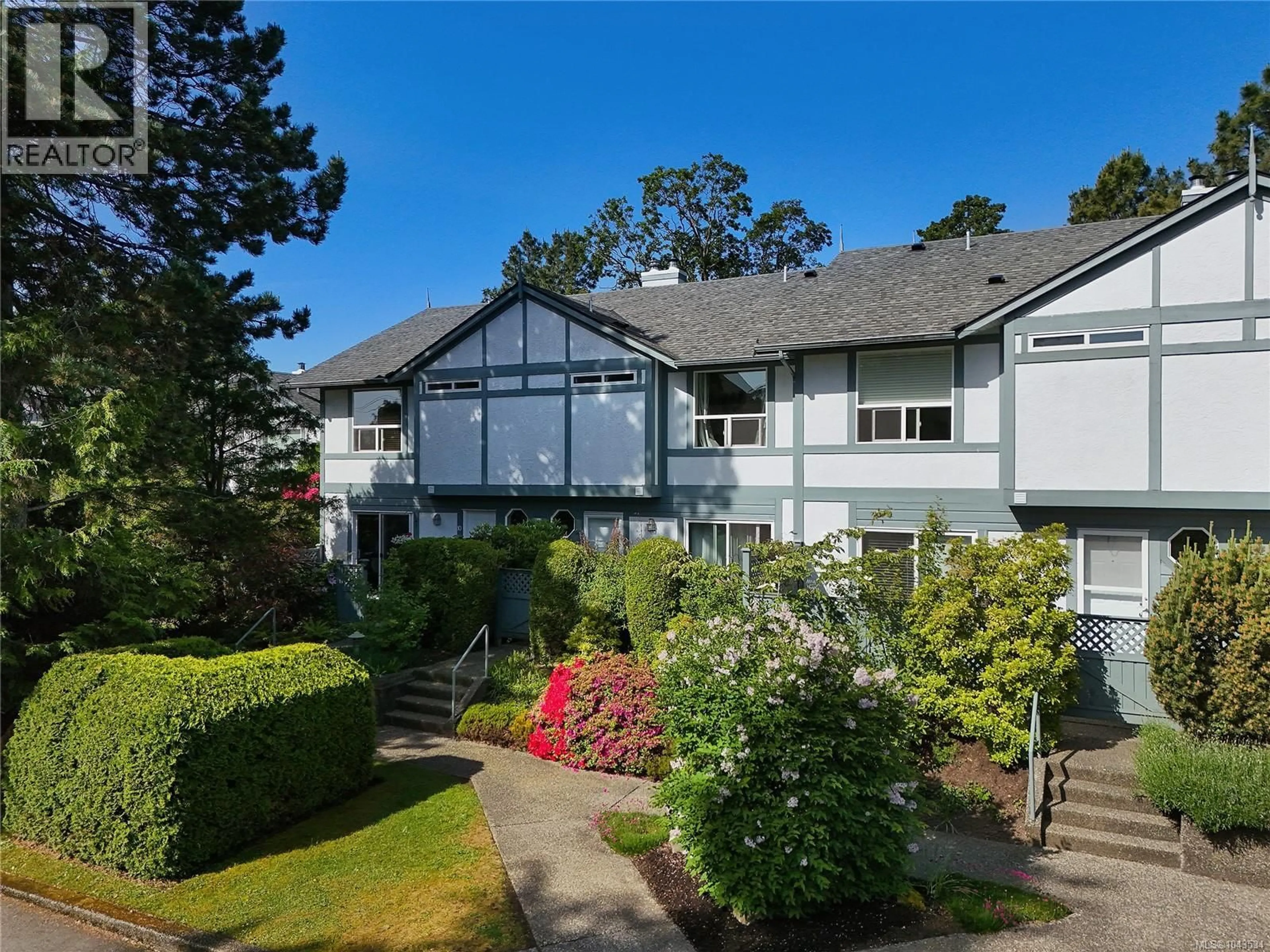 A pic from outside/outdoor area/front of a property/back of a property/a pic from drone, unknown for 10 - 3008 QUADRA STREET, Victoria British Columbia V8T4G3