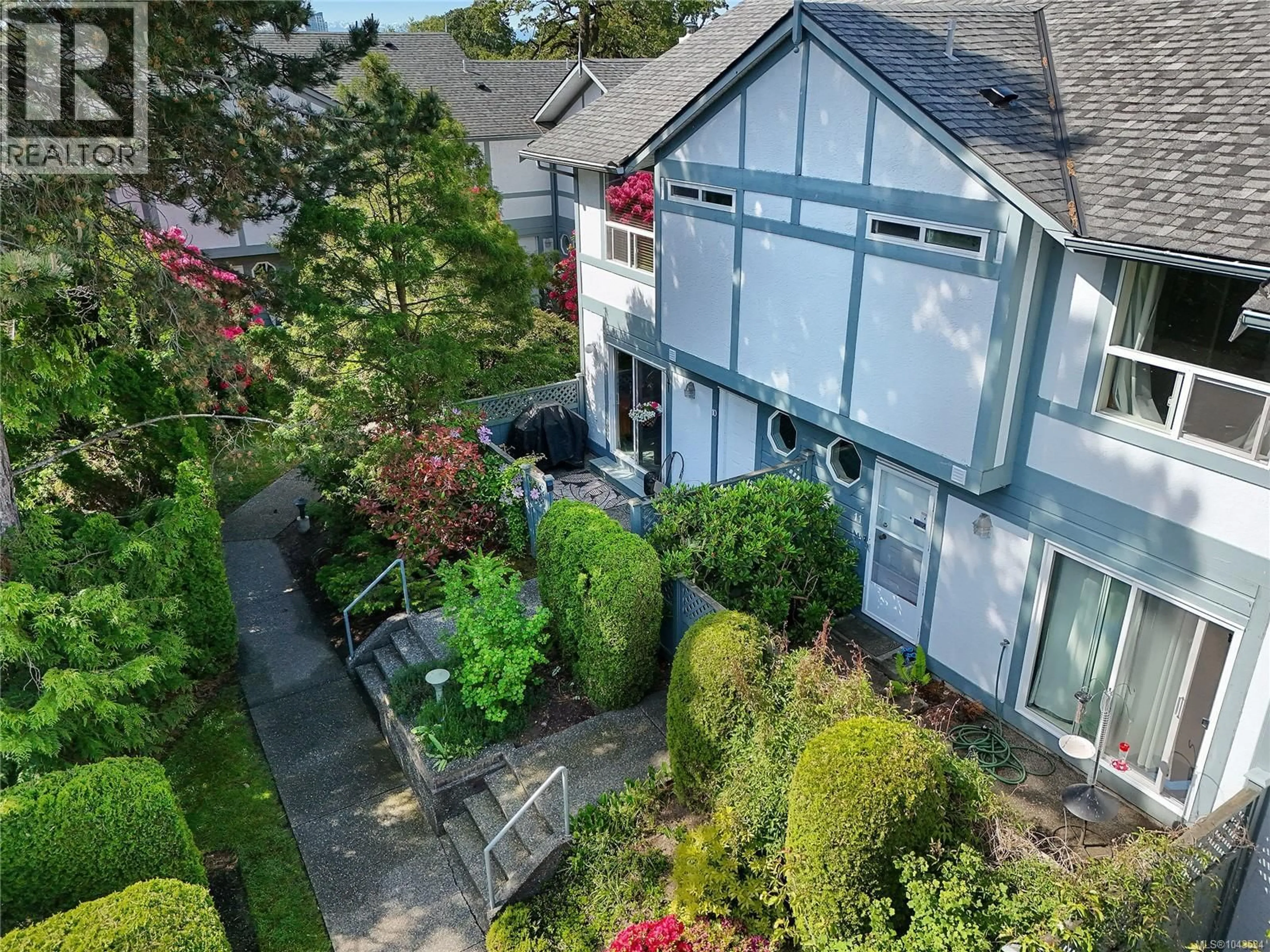 A pic from outside/outdoor area/front of a property/back of a property/a pic from drone, street for 10 - 3008 QUADRA STREET, Victoria British Columbia V8T4G3