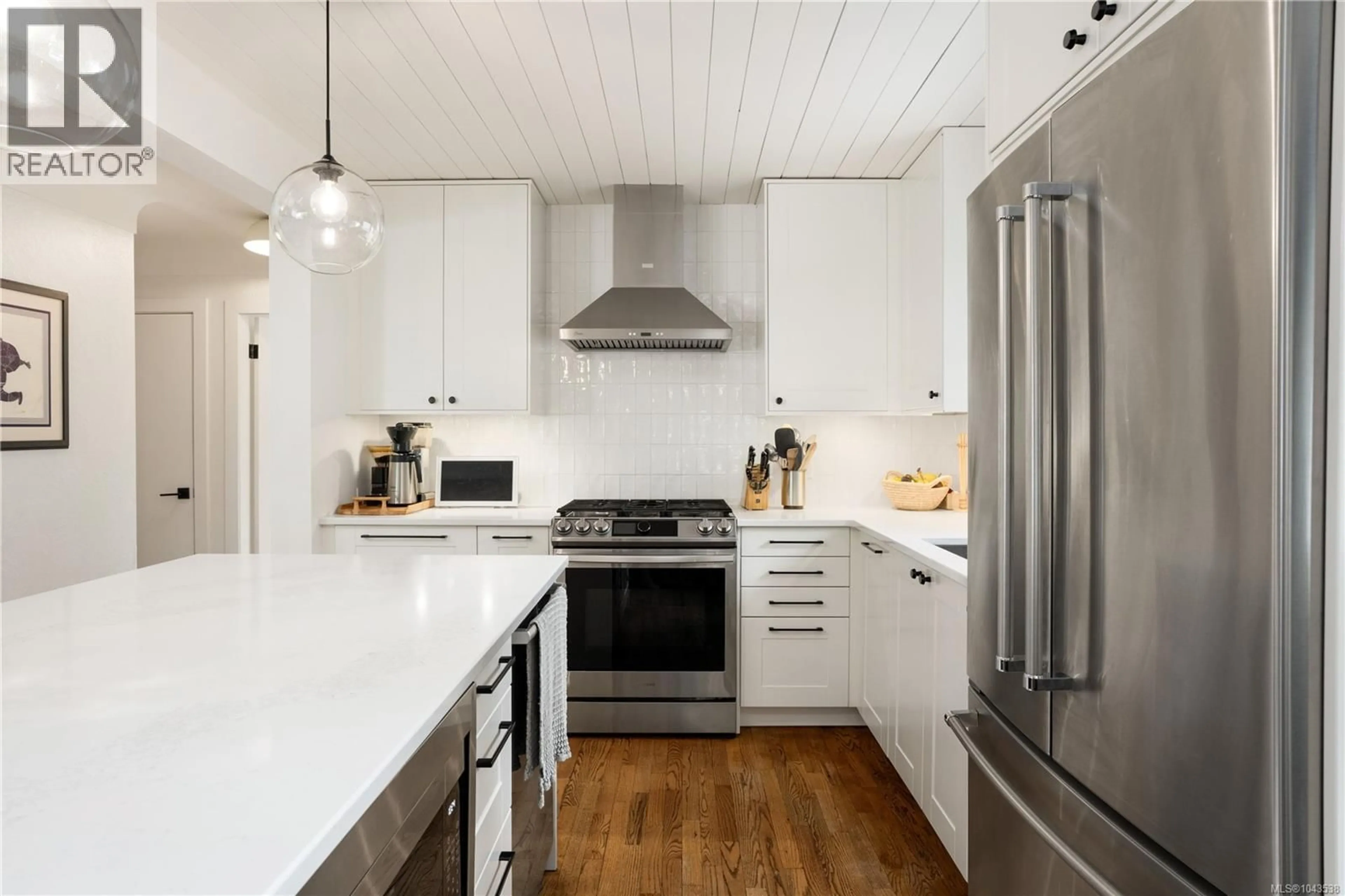 Contemporary kitchen, wood/laminate floor for 1893 FORRESTER STREET, Saanich British Columbia V8R3G7
