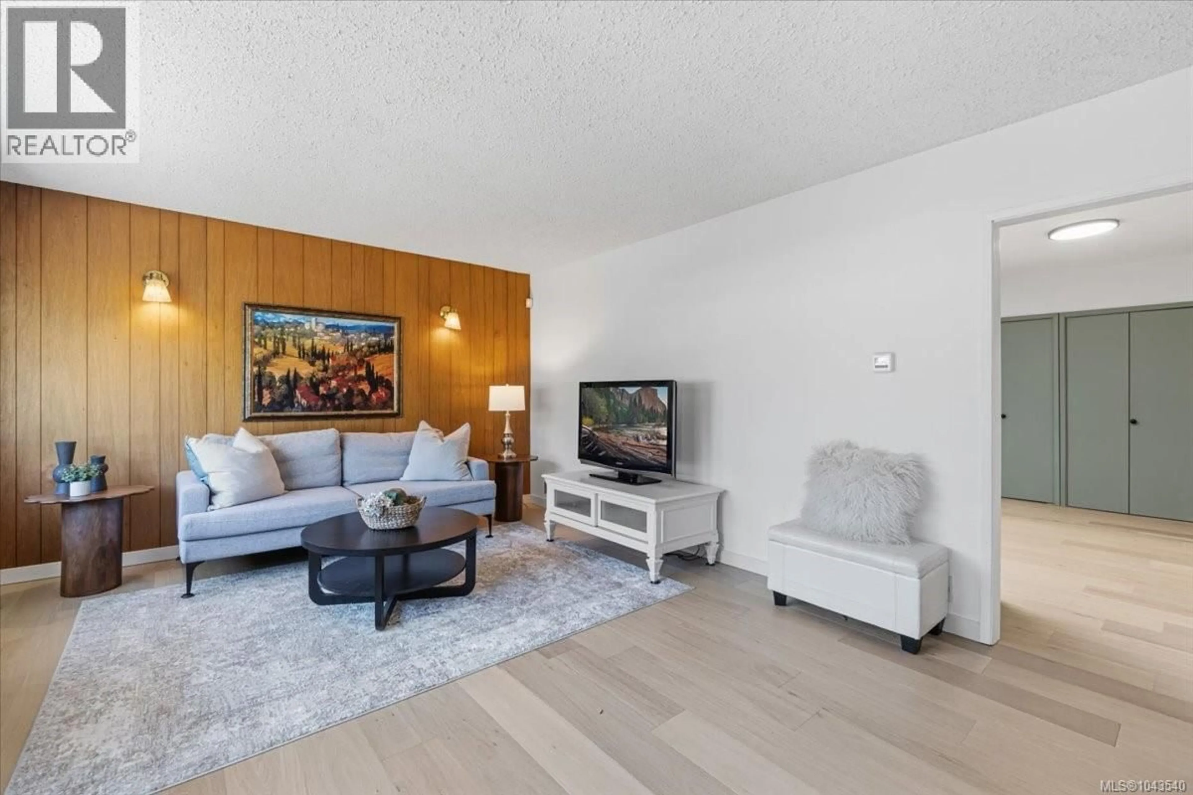 Living room with furniture, wood/laminate floor for 526 RUBY CRESCENT, Nanaimo British Columbia V9T2P8