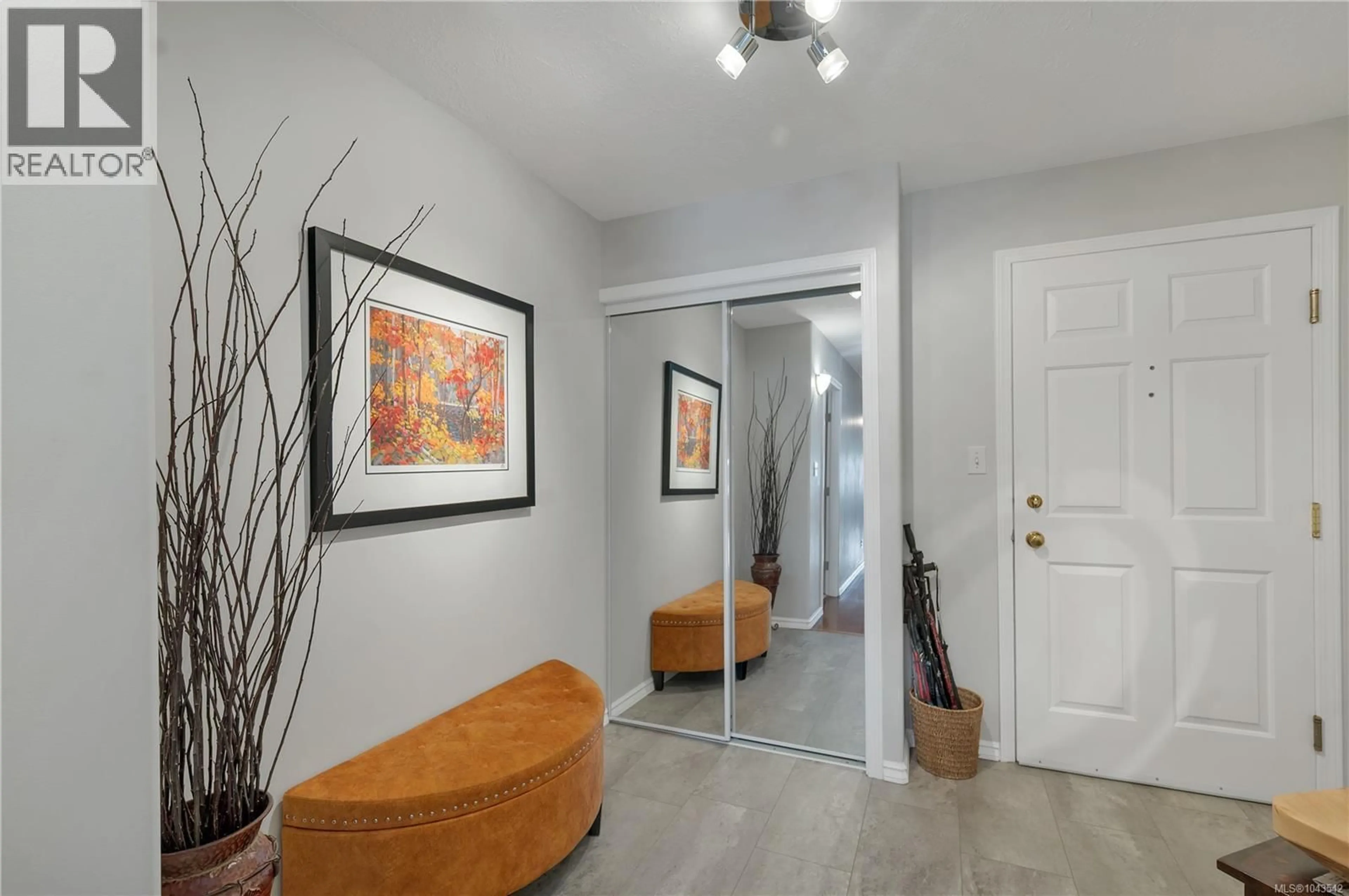 Indoor entryway for 2 - 553 ISLAND HIGHWAY, Campbell River British Columbia V9W2B9