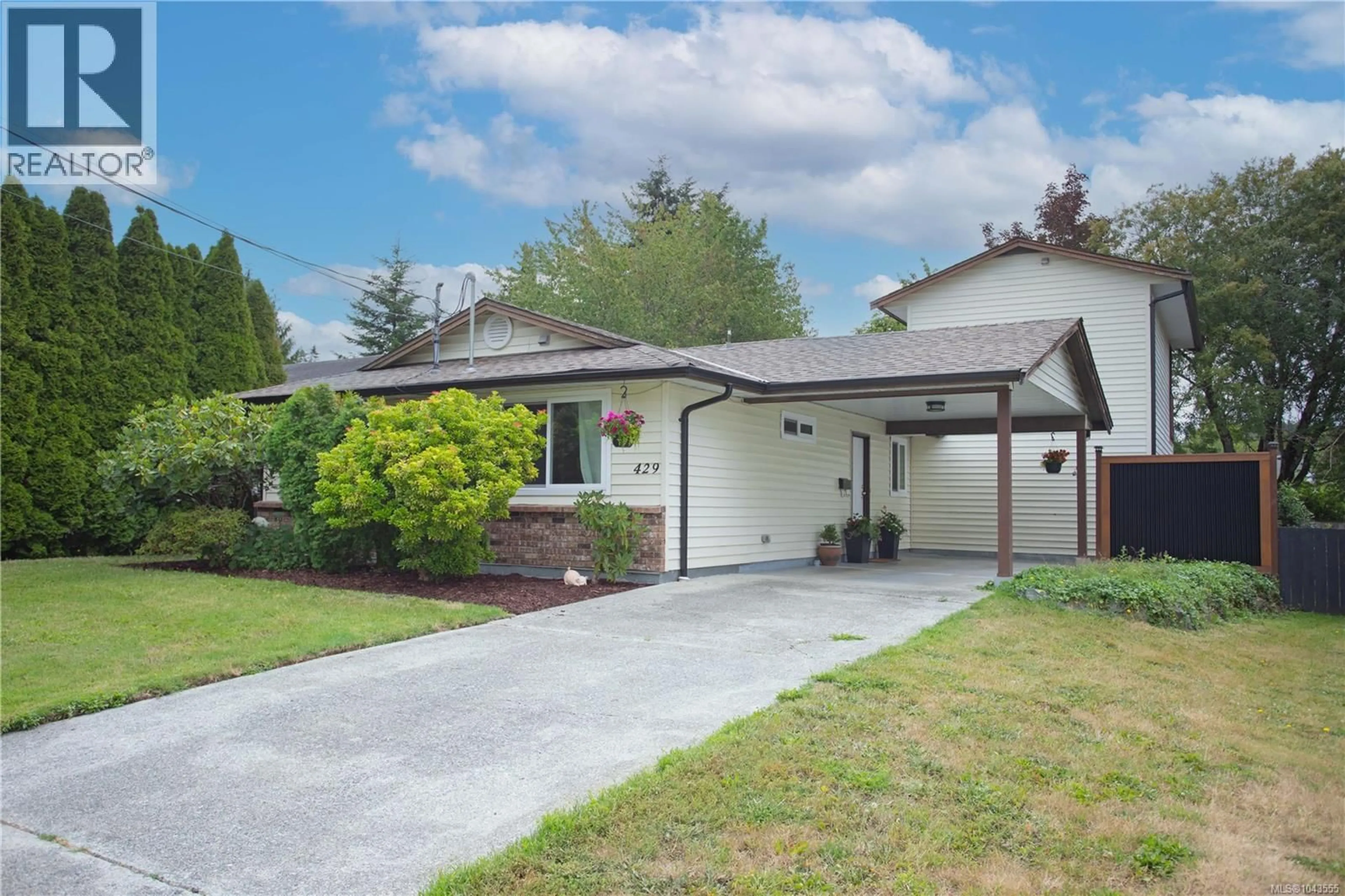 Home with vinyl exterior material, street for 429 DEERING STREET, Nanaimo British Columbia V9R6E5
