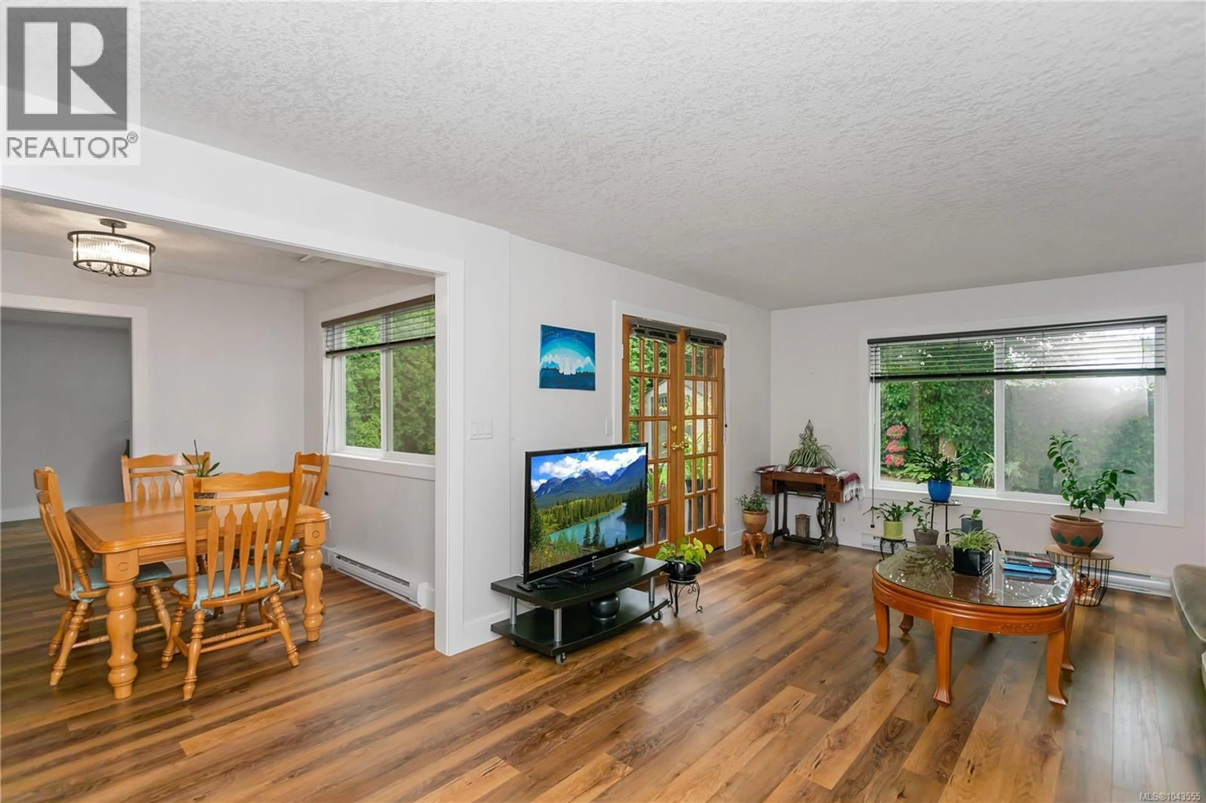 Living room with furniture, wood/laminate floor for 429 DEERING STREET, Nanaimo British Columbia V9R6E5