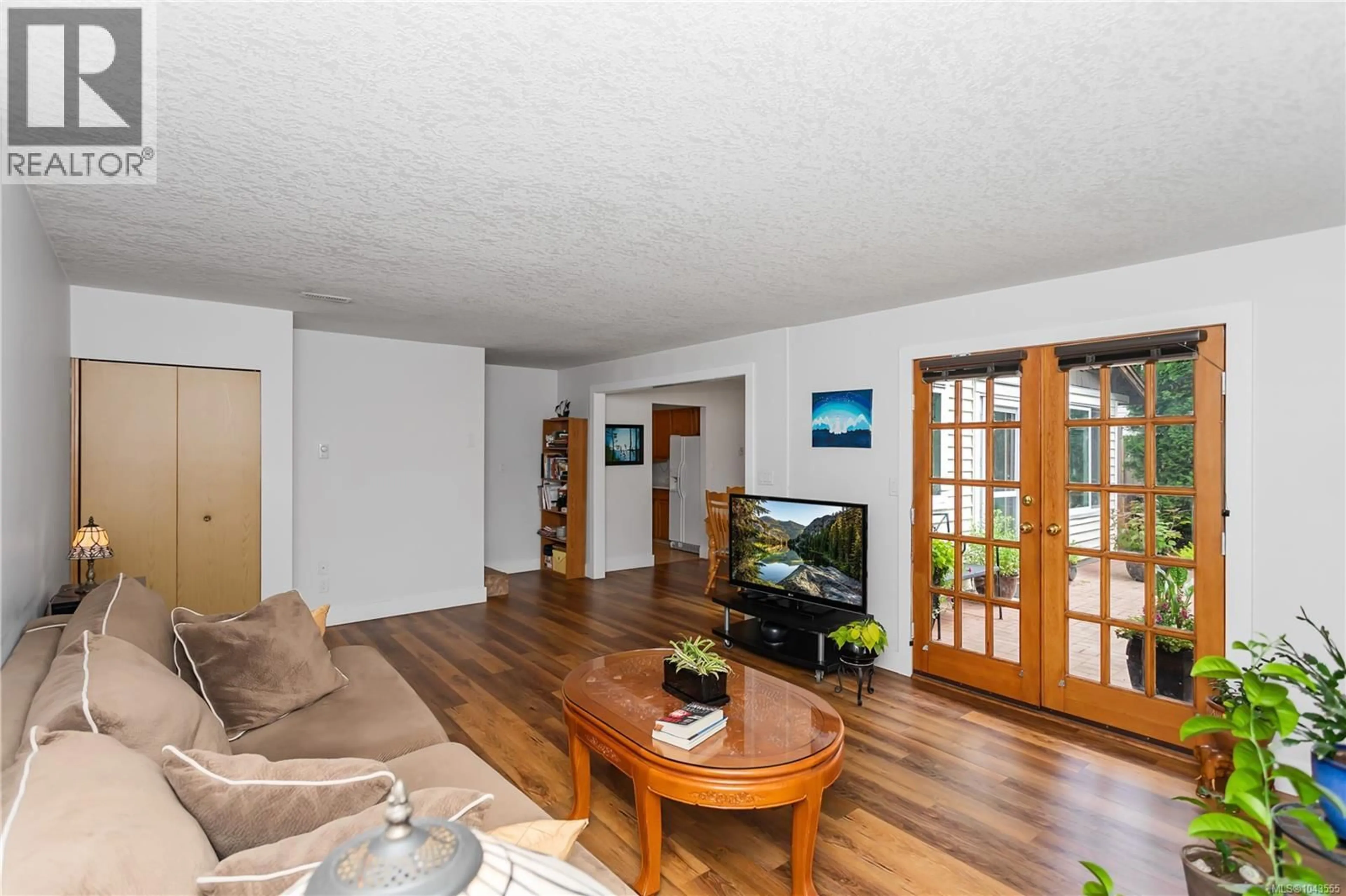 Living room with furniture, wood/laminate floor for 429 DEERING STREET, Nanaimo British Columbia V9R6E5