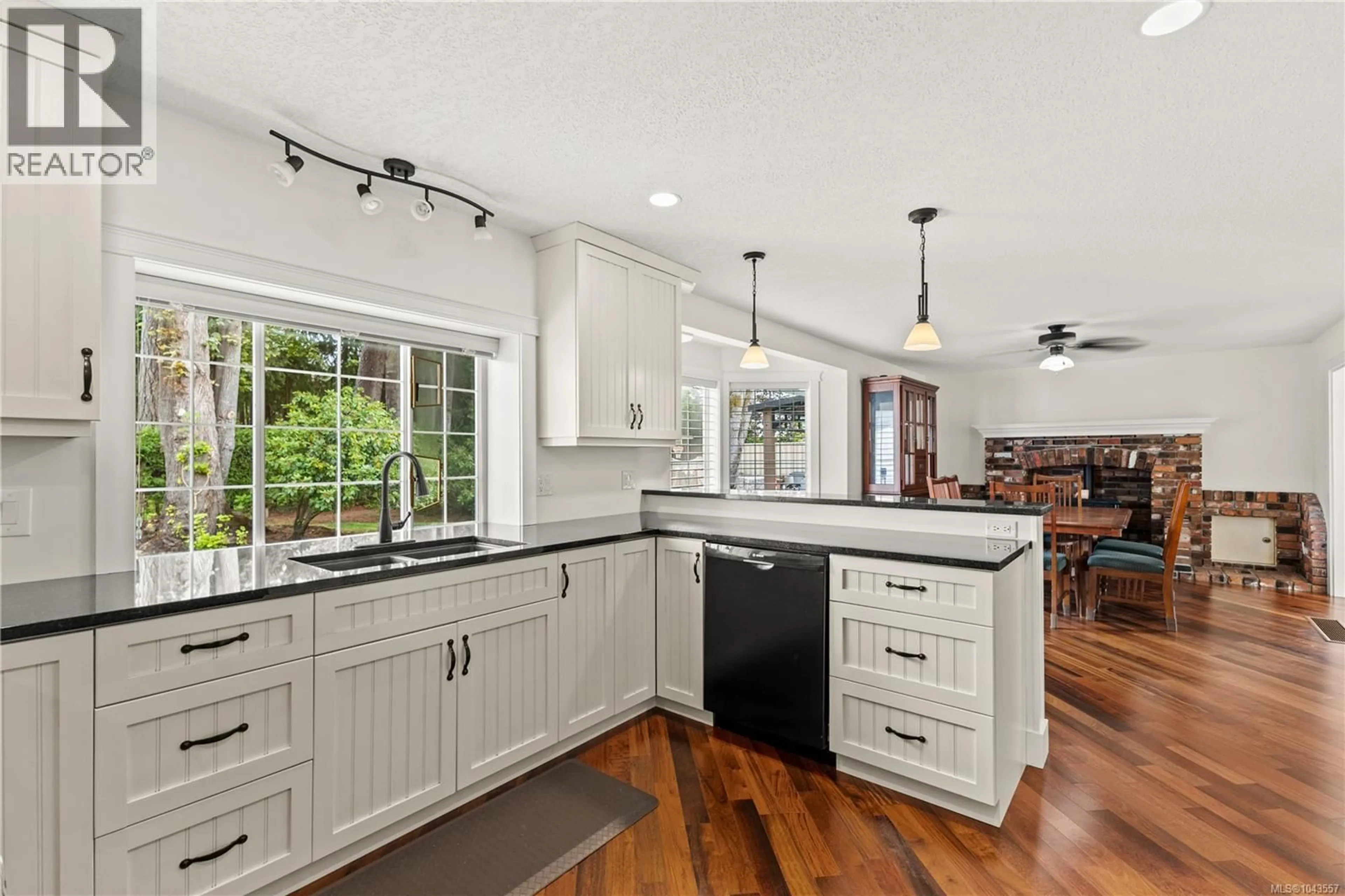 Open concept kitchen, ceramic/tile floor for 91 MARYLAND ROAD, Campbell River British Columbia V9W1V7