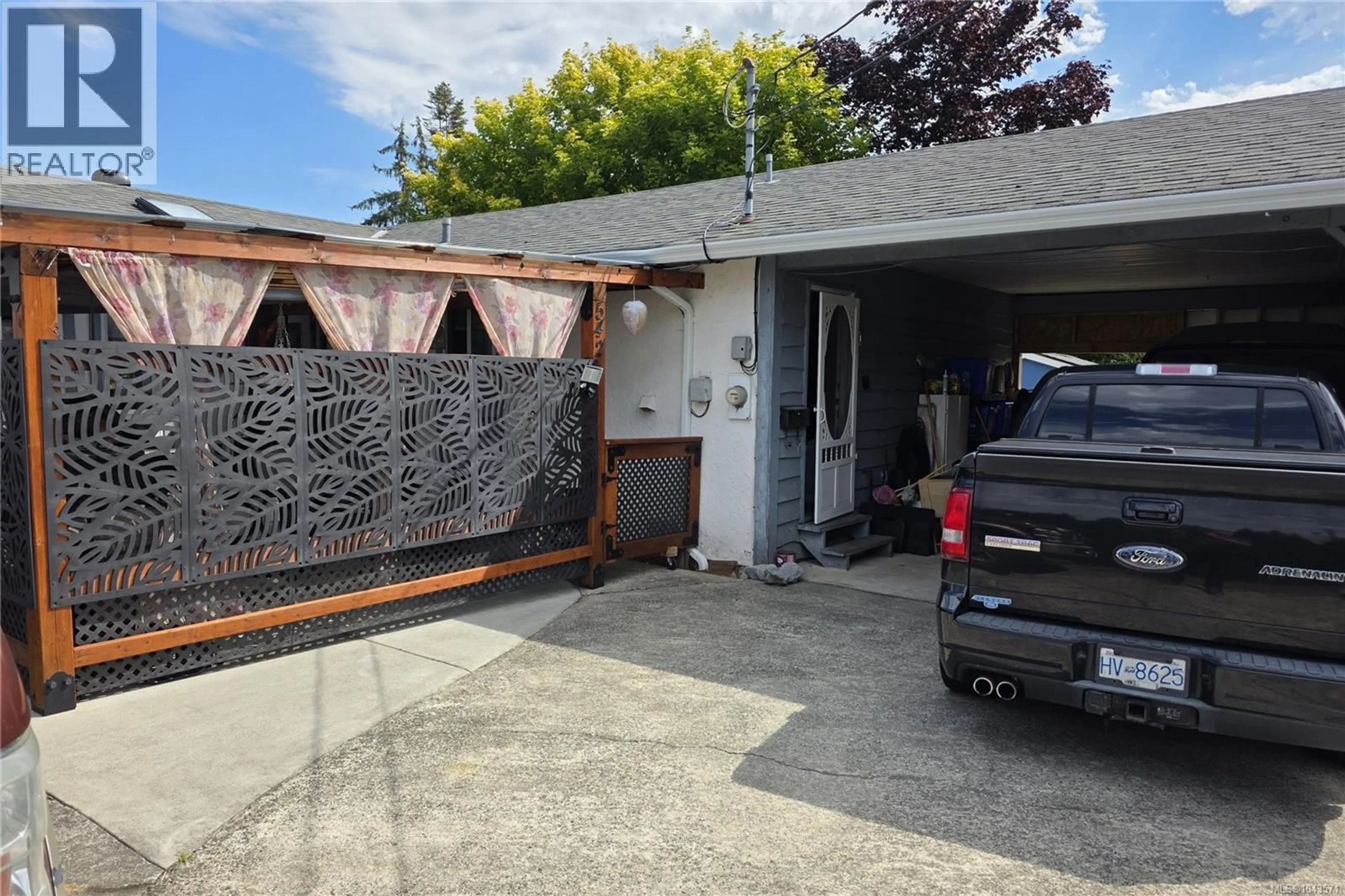 A pic from outside/outdoor area/front of a property/back of a property/a pic from drone, street for 542 GRAYSON ROAD, Campbell River British Columbia V9W6K4