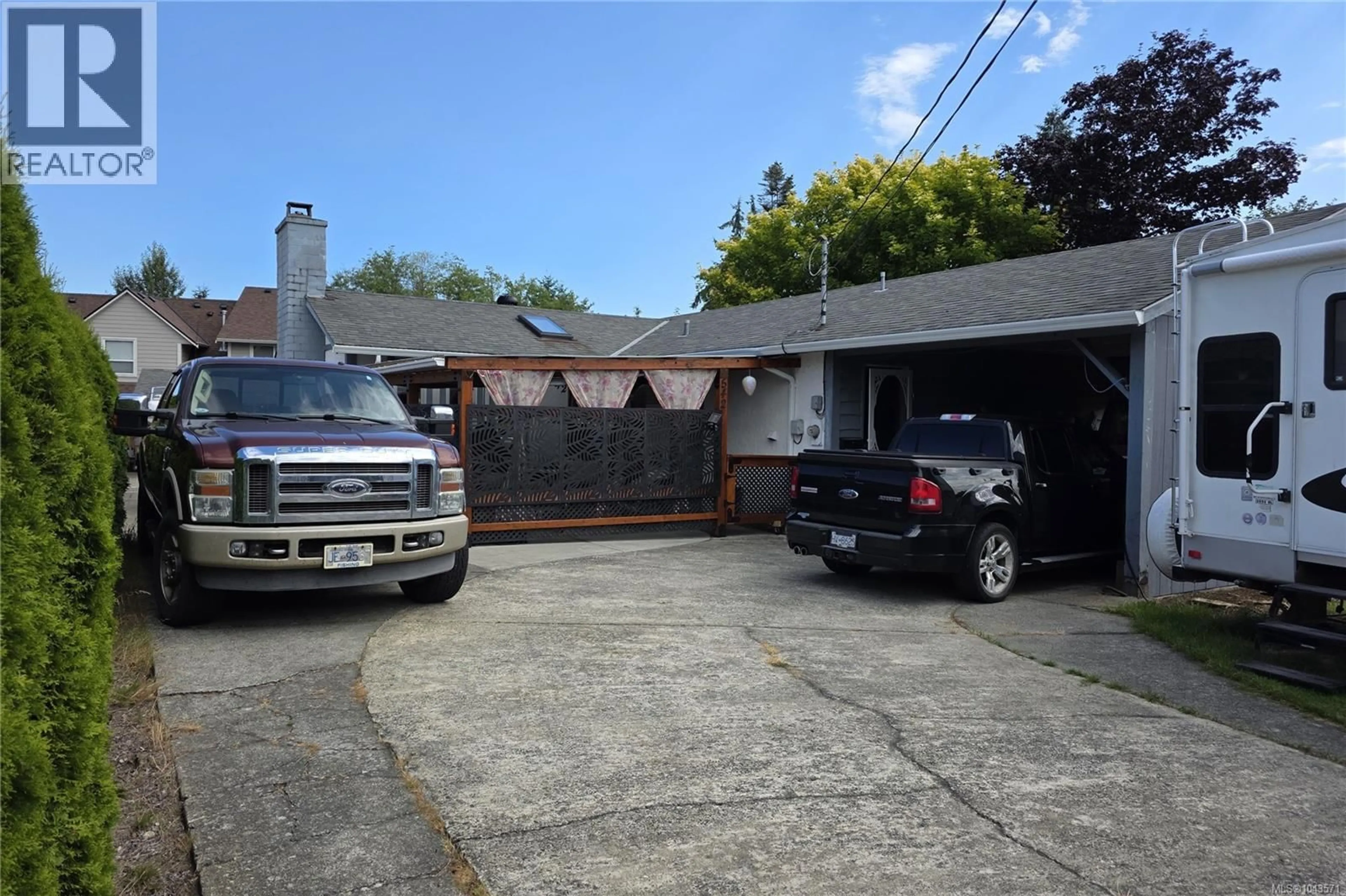 A pic from outside/outdoor area/front of a property/back of a property/a pic from drone, street for 542 GRAYSON ROAD, Campbell River British Columbia V9W6K4
