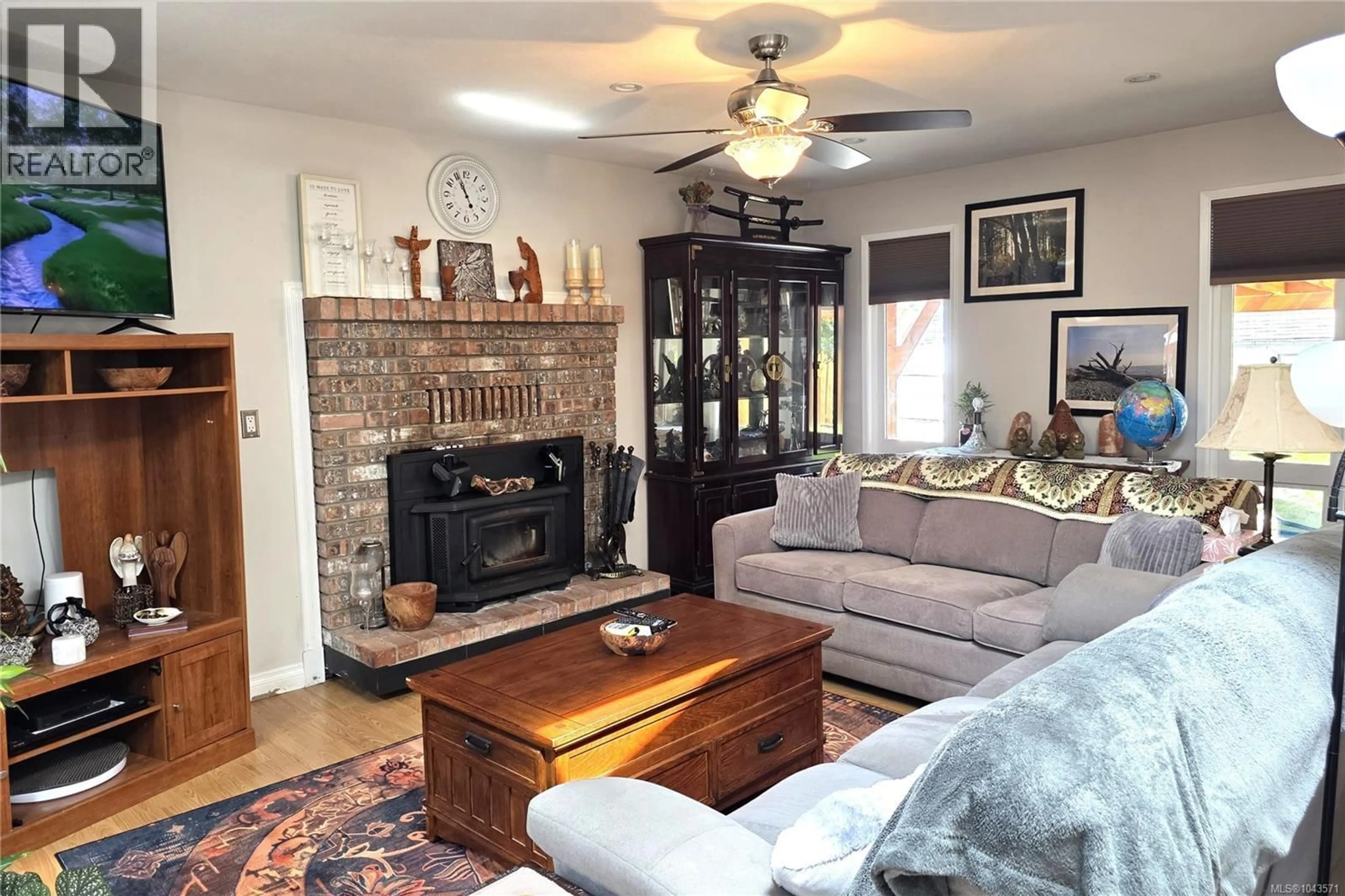 Living room with furniture, unknown for 542 GRAYSON ROAD, Campbell River British Columbia V9W6K4