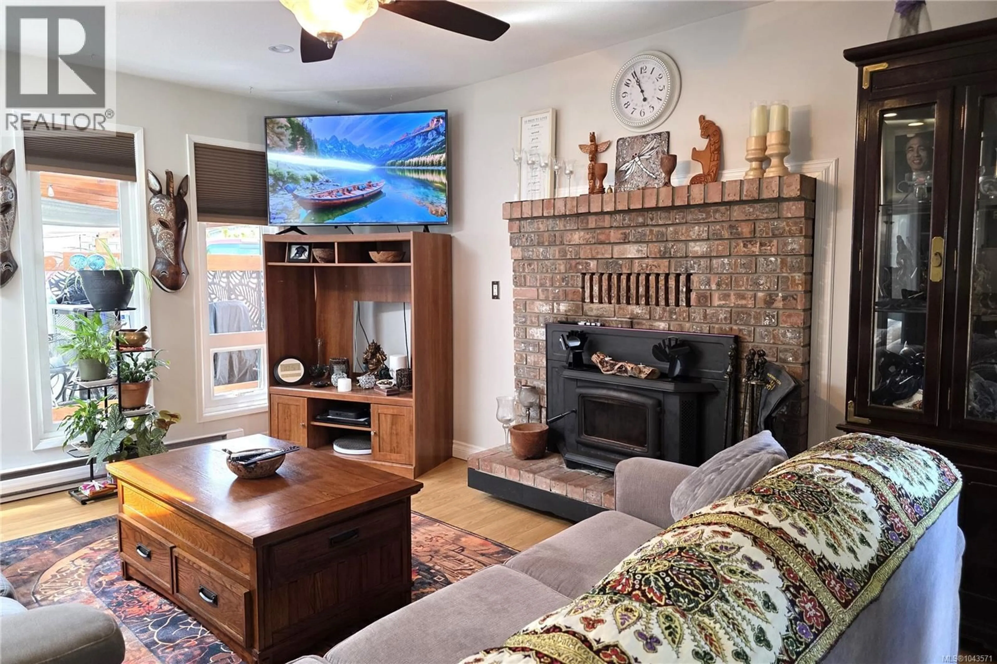 Living room with furniture, unknown for 542 GRAYSON ROAD, Campbell River British Columbia V9W6K4