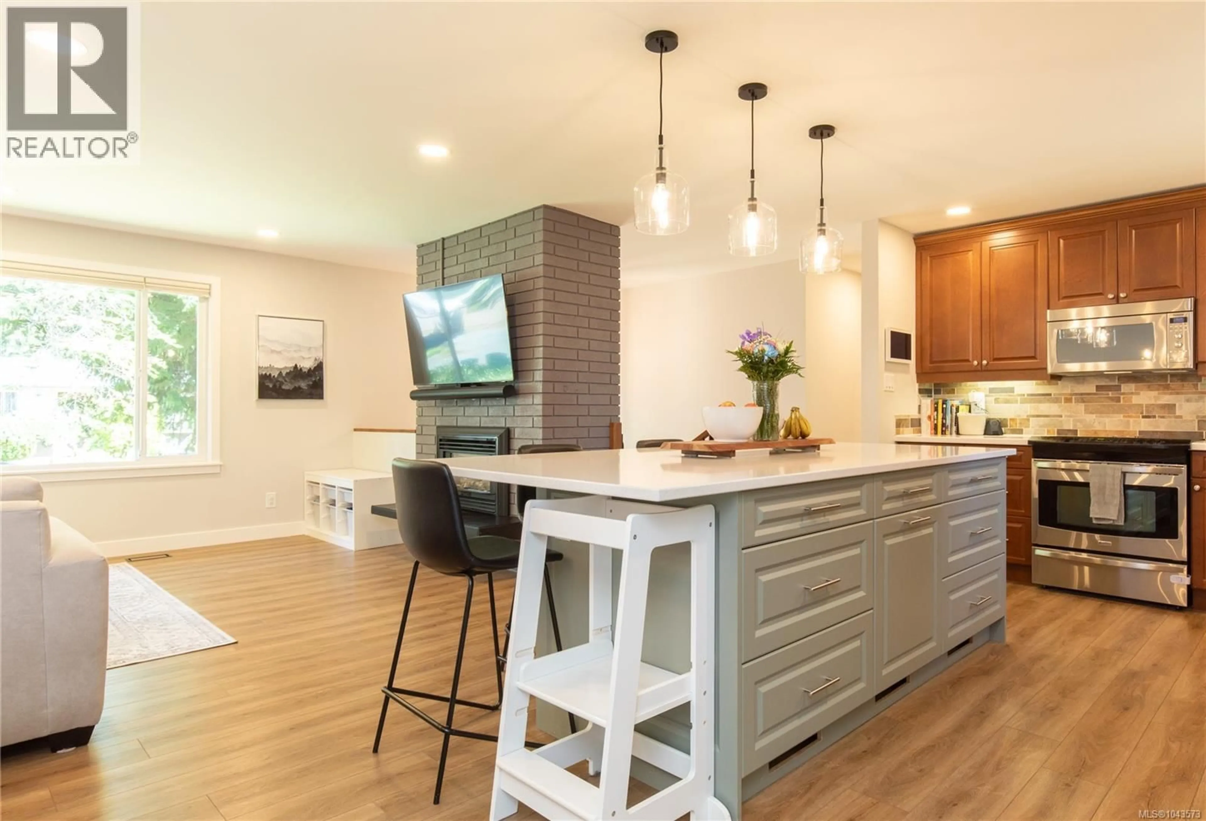 Open concept kitchen, wood/laminate floor for 3021 CRESTWOOD PLACE, Nanaimo British Columbia V9T1P3
