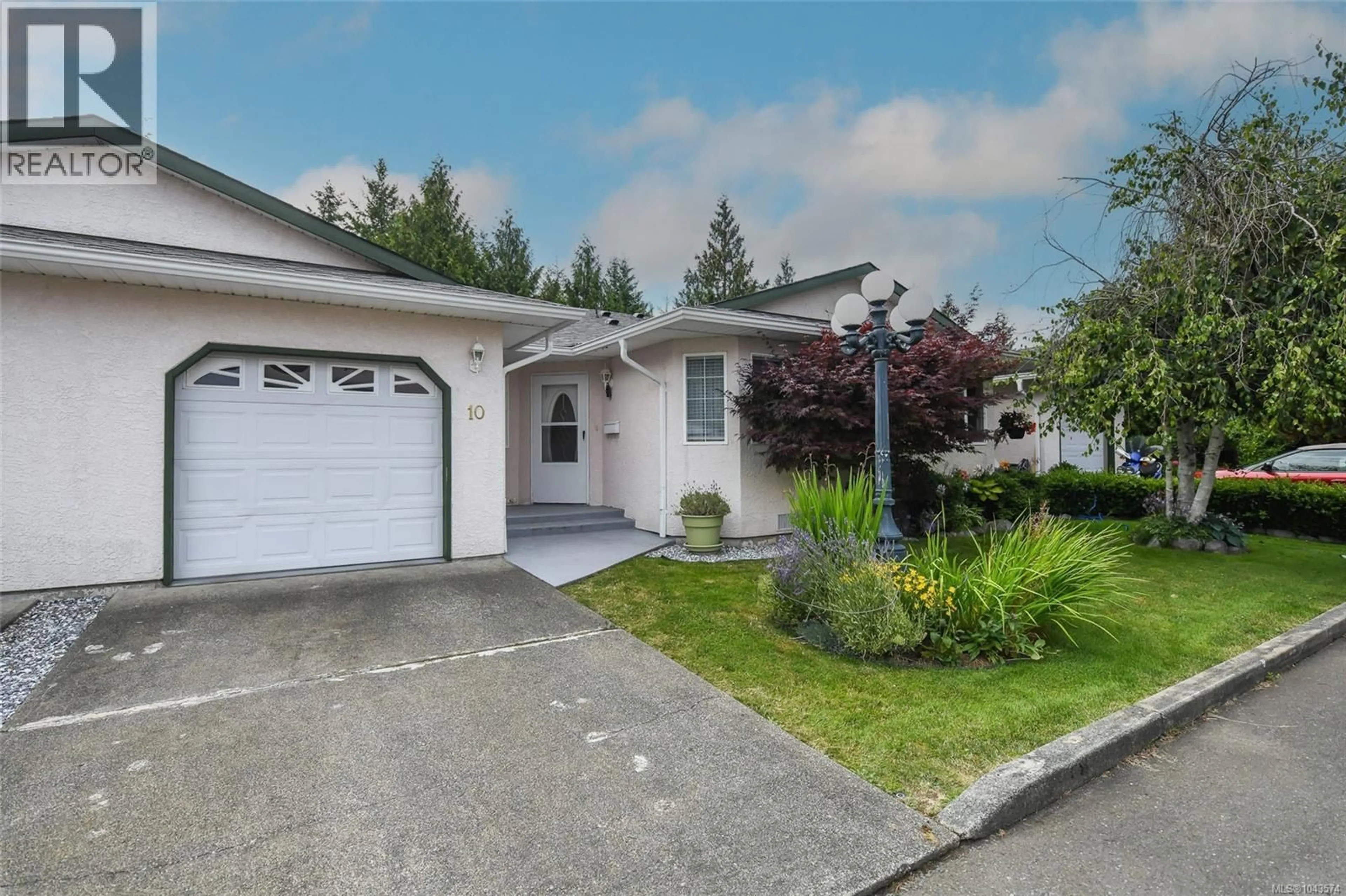 Home with vinyl exterior material, street for 10 - 3355 FIRST STREET, Cumberland British Columbia V0R1S0
