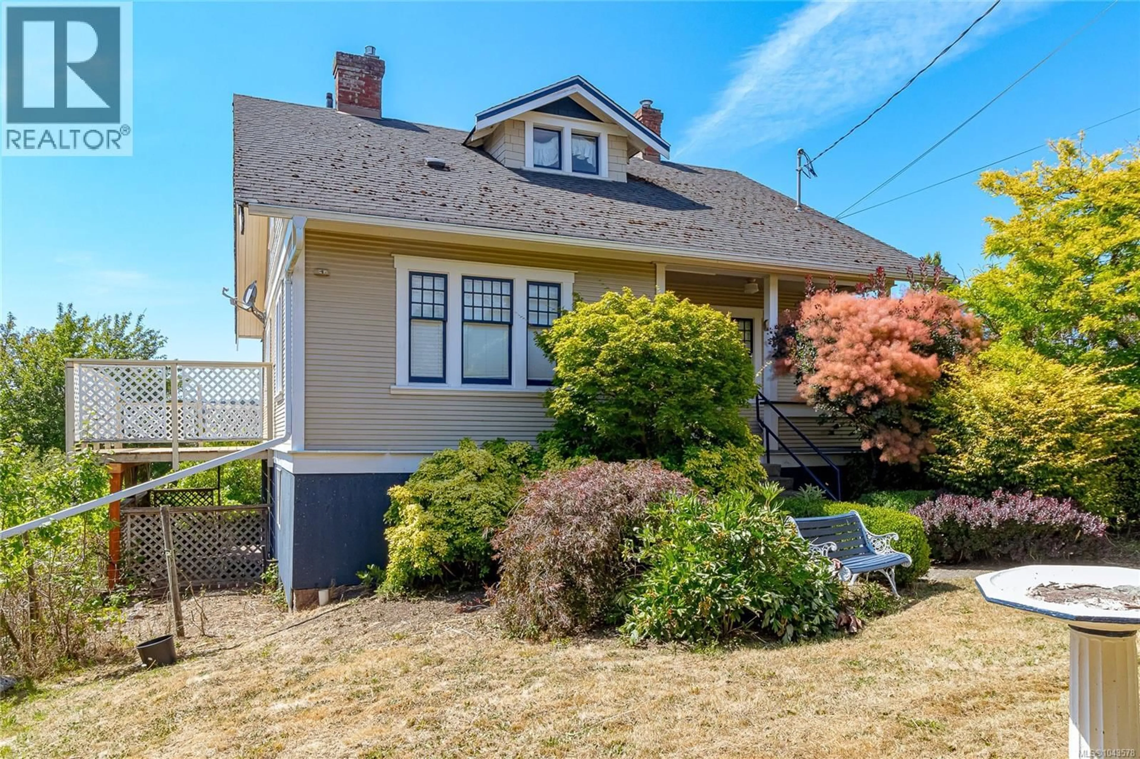 Home with vinyl exterior material, street for 4014 HOLLAND AVENUE, Saanich British Columbia V8Z5K1