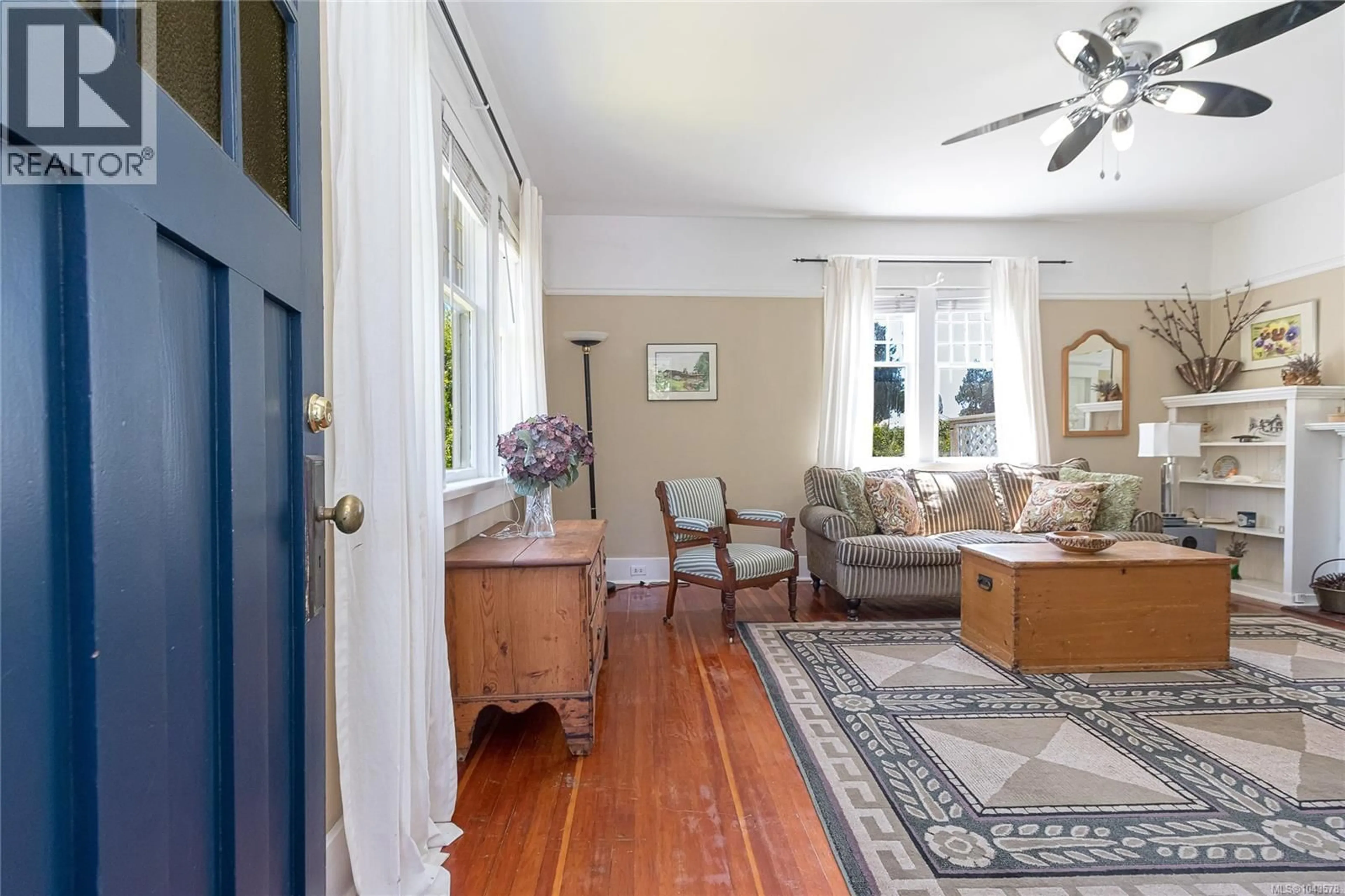 Indoor entryway for 4014 HOLLAND AVENUE, Saanich British Columbia V8Z5K1
