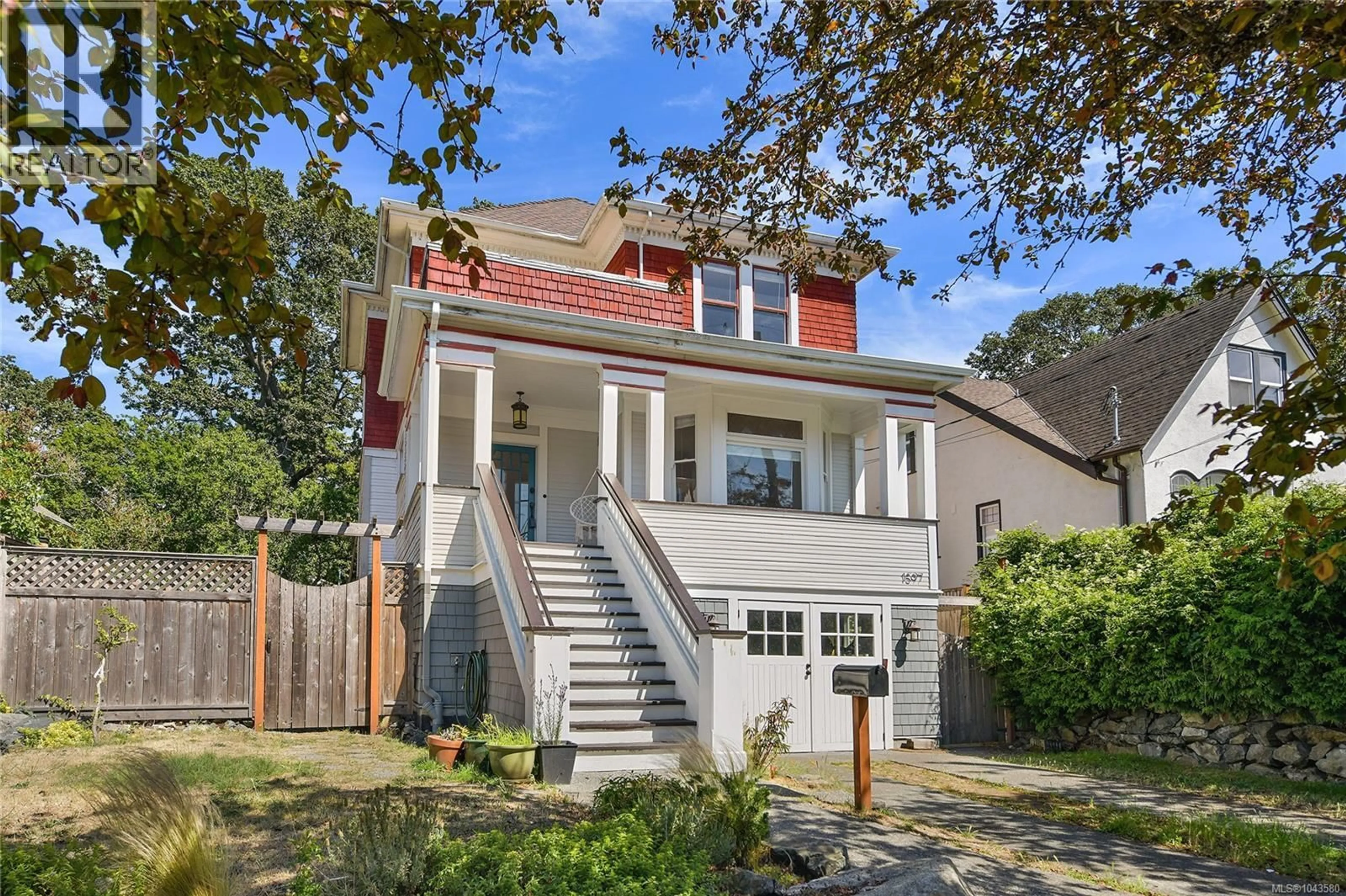 Home with vinyl exterior material, street for 1597 MONTEREY AVENUE, Oak Bay British Columbia V8R5V3