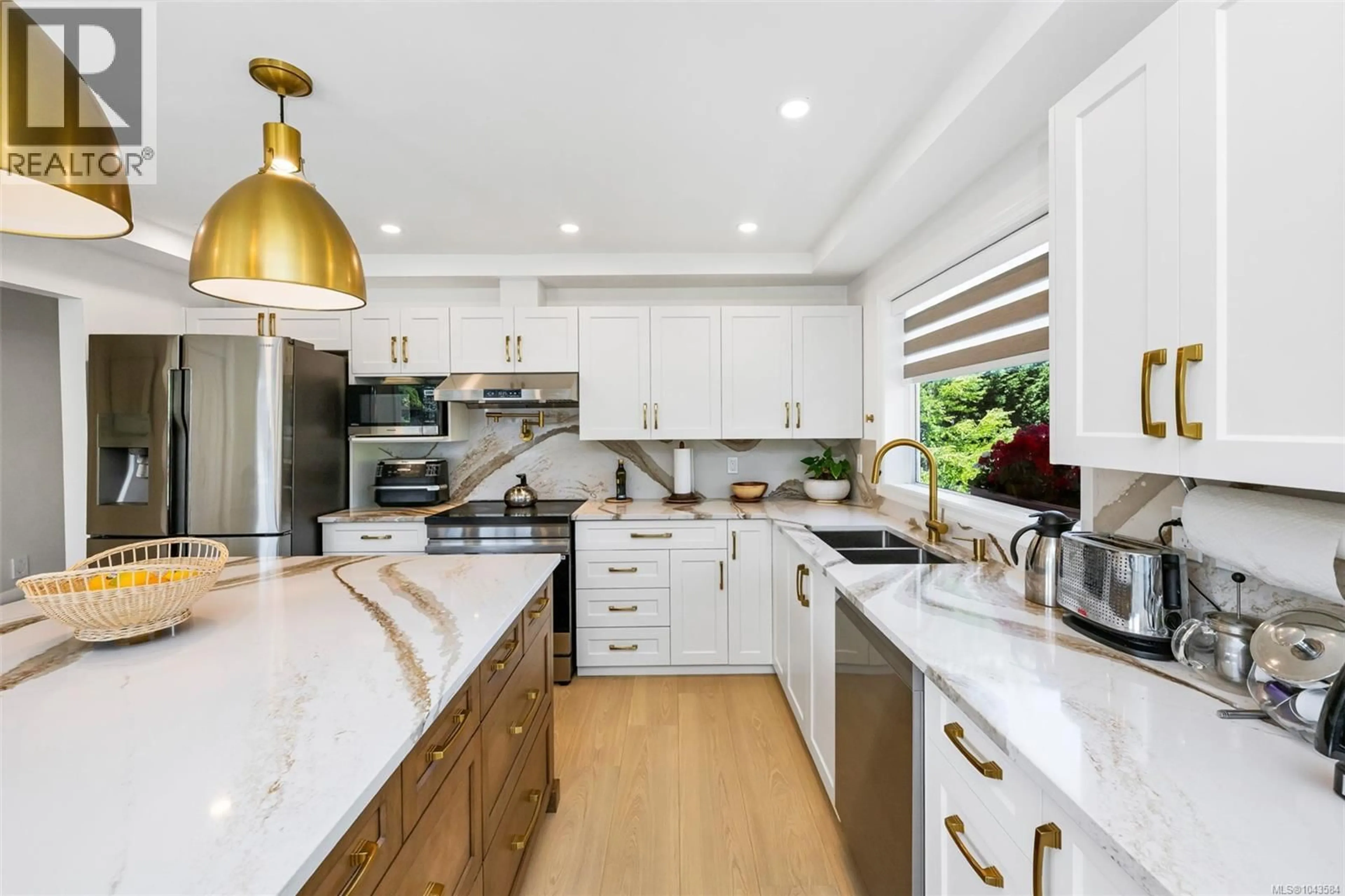 Contemporary kitchen, unknown for 1110 TOTEM LANE, Saanich British Columbia V8Y1E8