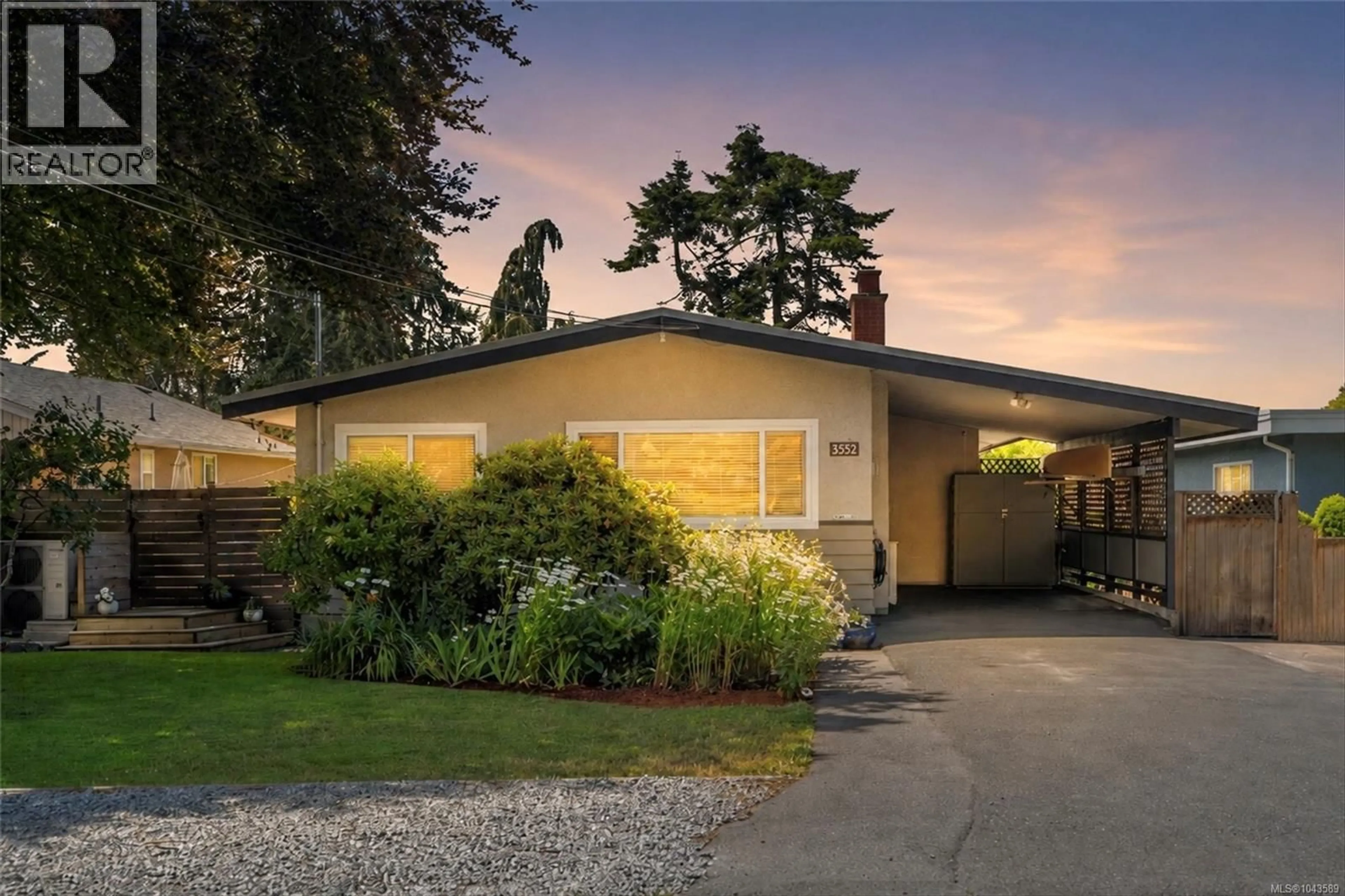 Home with vinyl exterior material, street for 3552 ELLISTON AVENUE, Saanich British Columbia V8X1R5