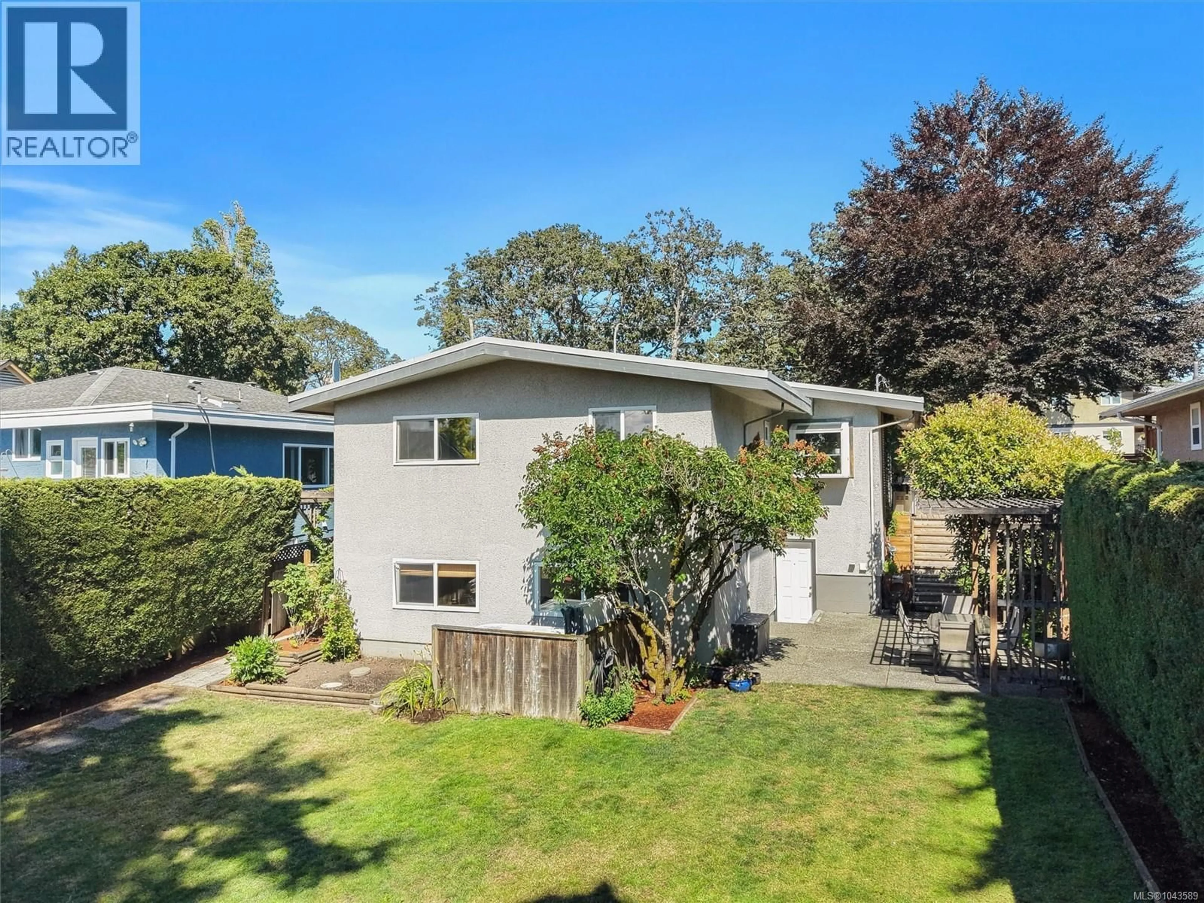Home with vinyl exterior material, street for 3552 ELLISTON AVENUE, Saanich British Columbia V8X1R5