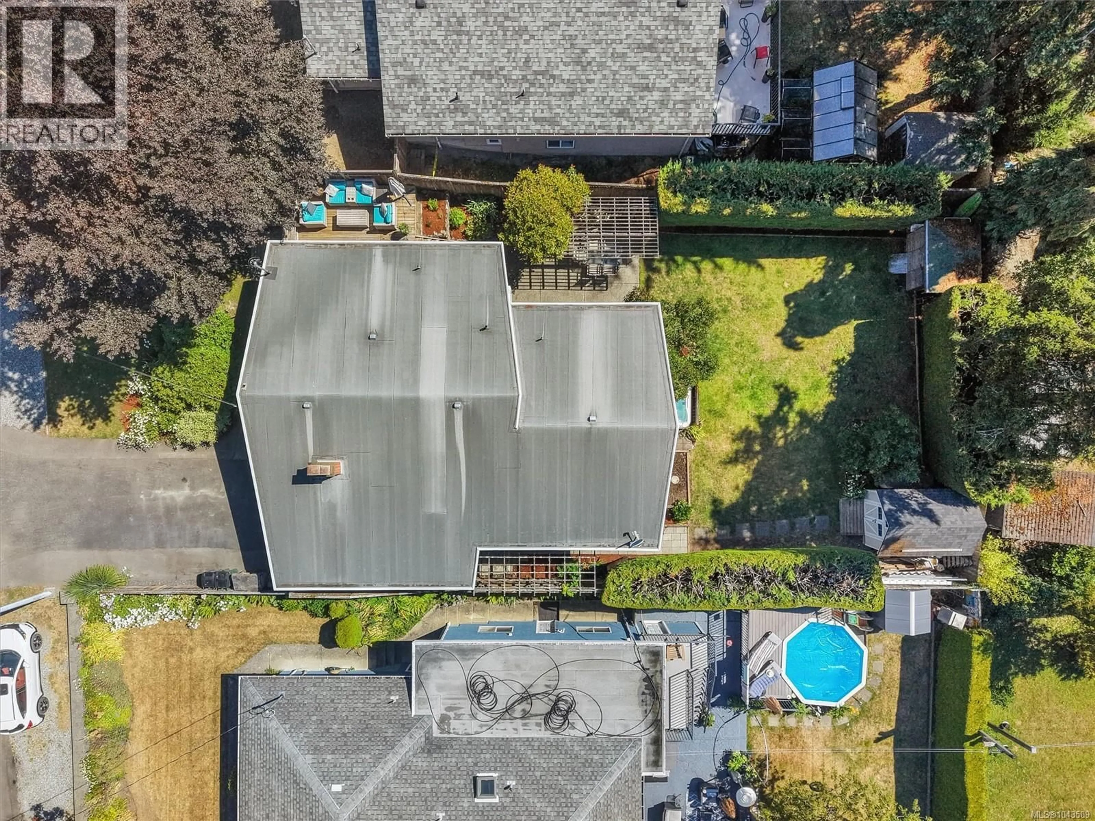 A pic from outside/outdoor area/front of a property/back of a property/a pic from drone, street for 3552 ELLISTON AVENUE, Saanich British Columbia V8X1R5