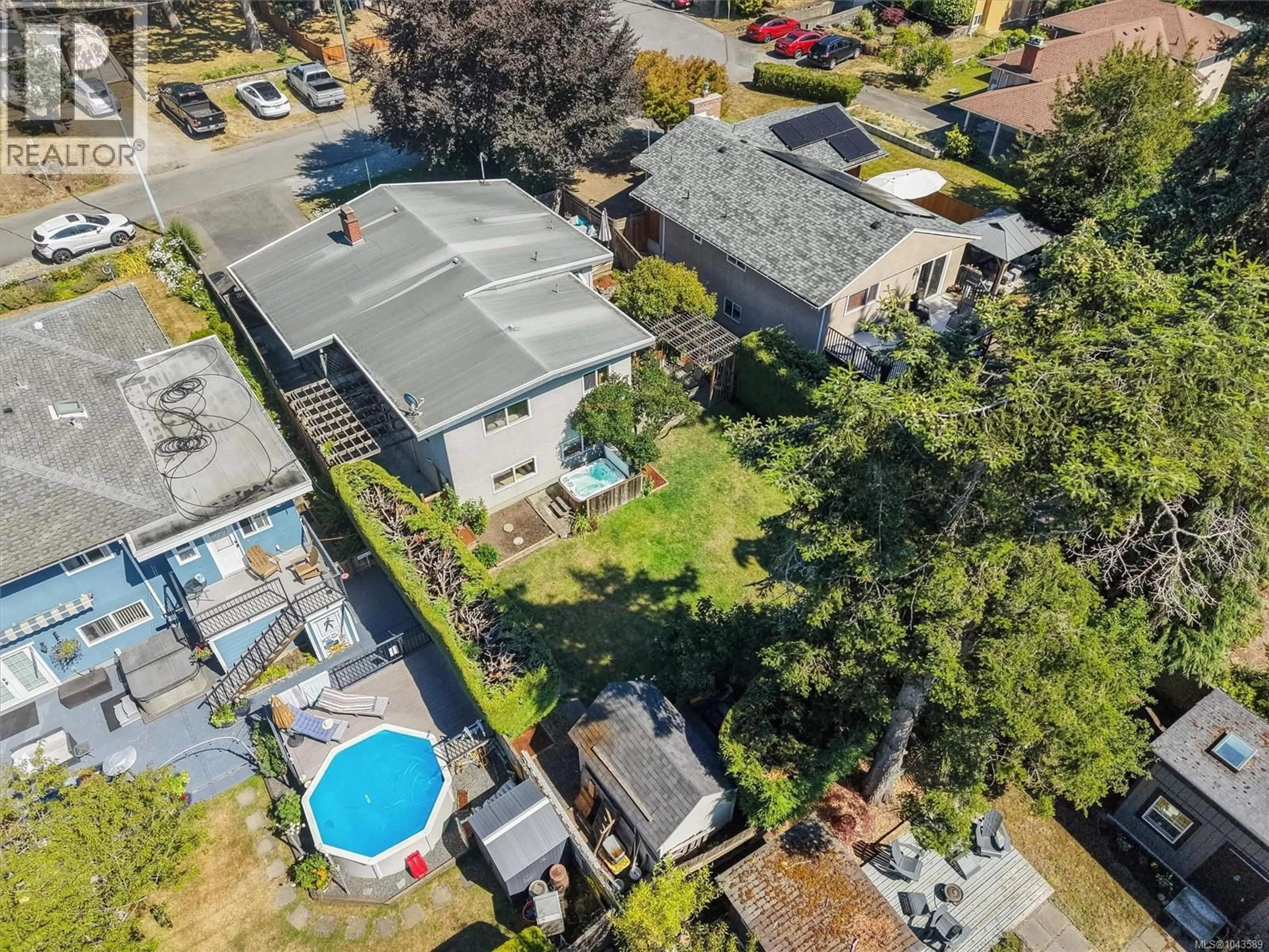 A pic from outside/outdoor area/front of a property/back of a property/a pic from drone, unknown for 3552 ELLISTON AVENUE, Saanich British Columbia V8X1R5