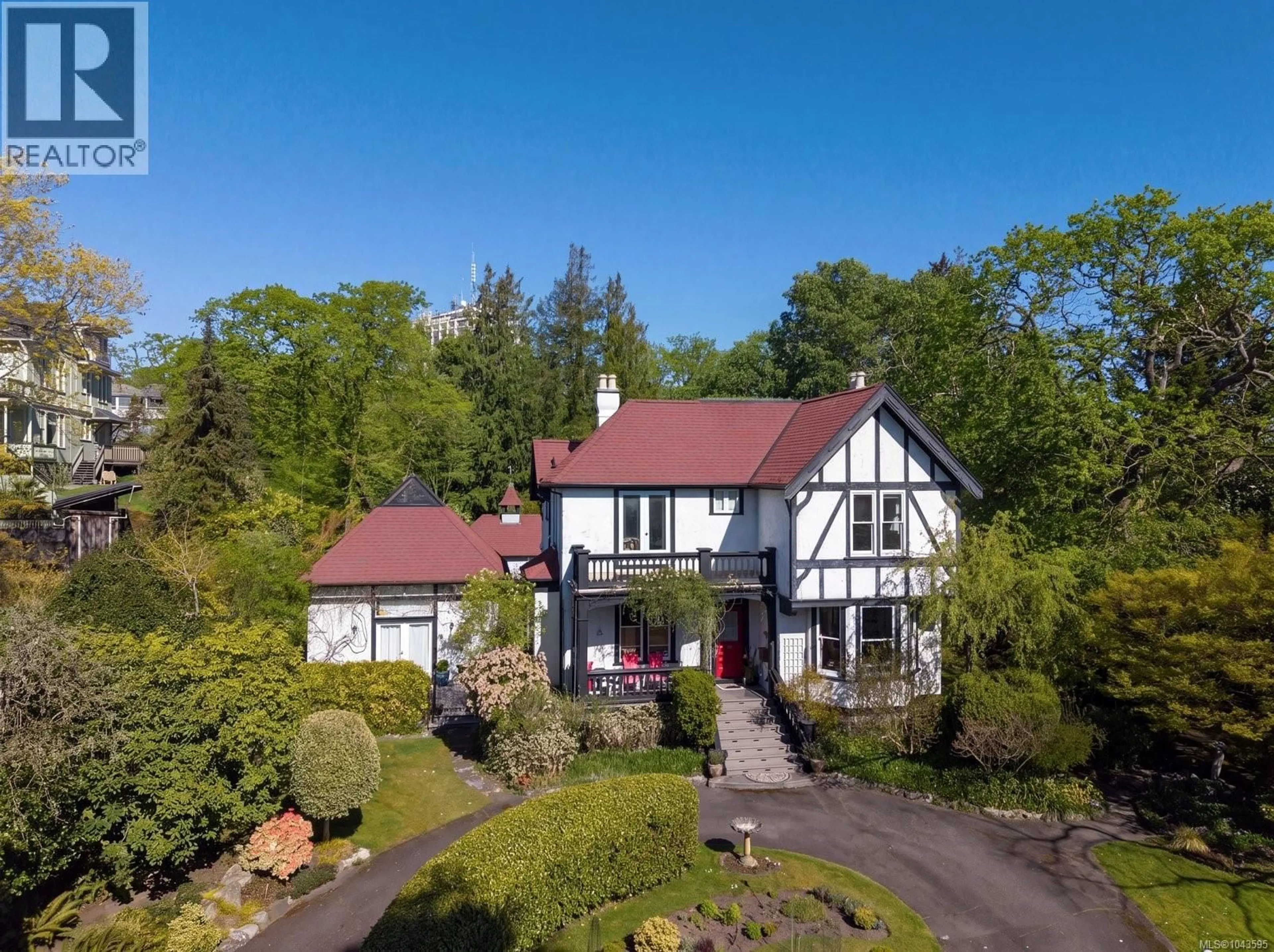 A pic from outside/outdoor area/front of a property/back of a property/a pic from drone, street for 1648 ROCKLAND AVENUE, Victoria British Columbia V8S1W7