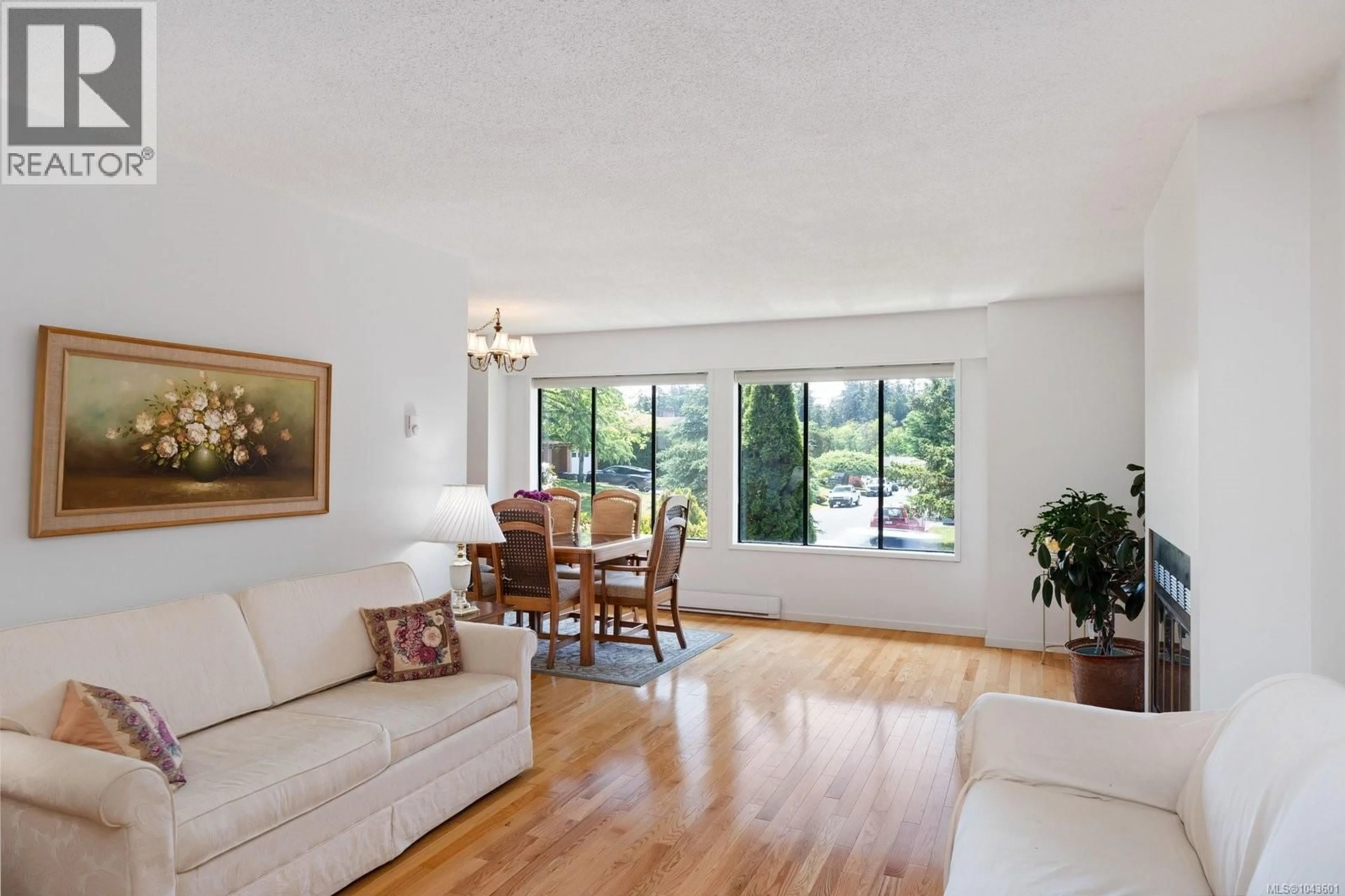 Living room with furniture, wood/laminate floor for 764 MANN AVENUE, Saanich British Columbia V8Z3C2