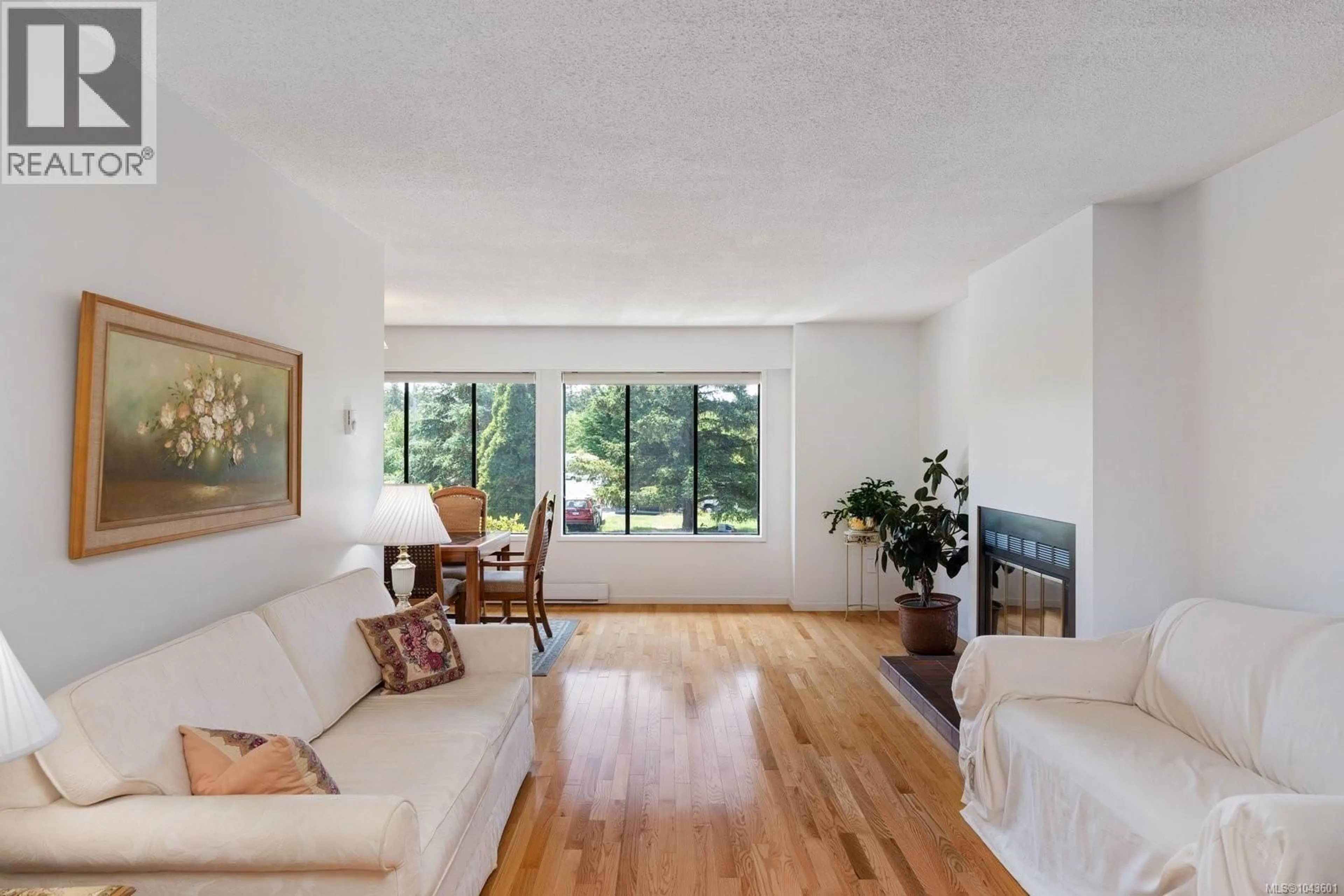 Living room with furniture, wood/laminate floor for 764 MANN AVENUE, Saanich British Columbia V8Z3C2