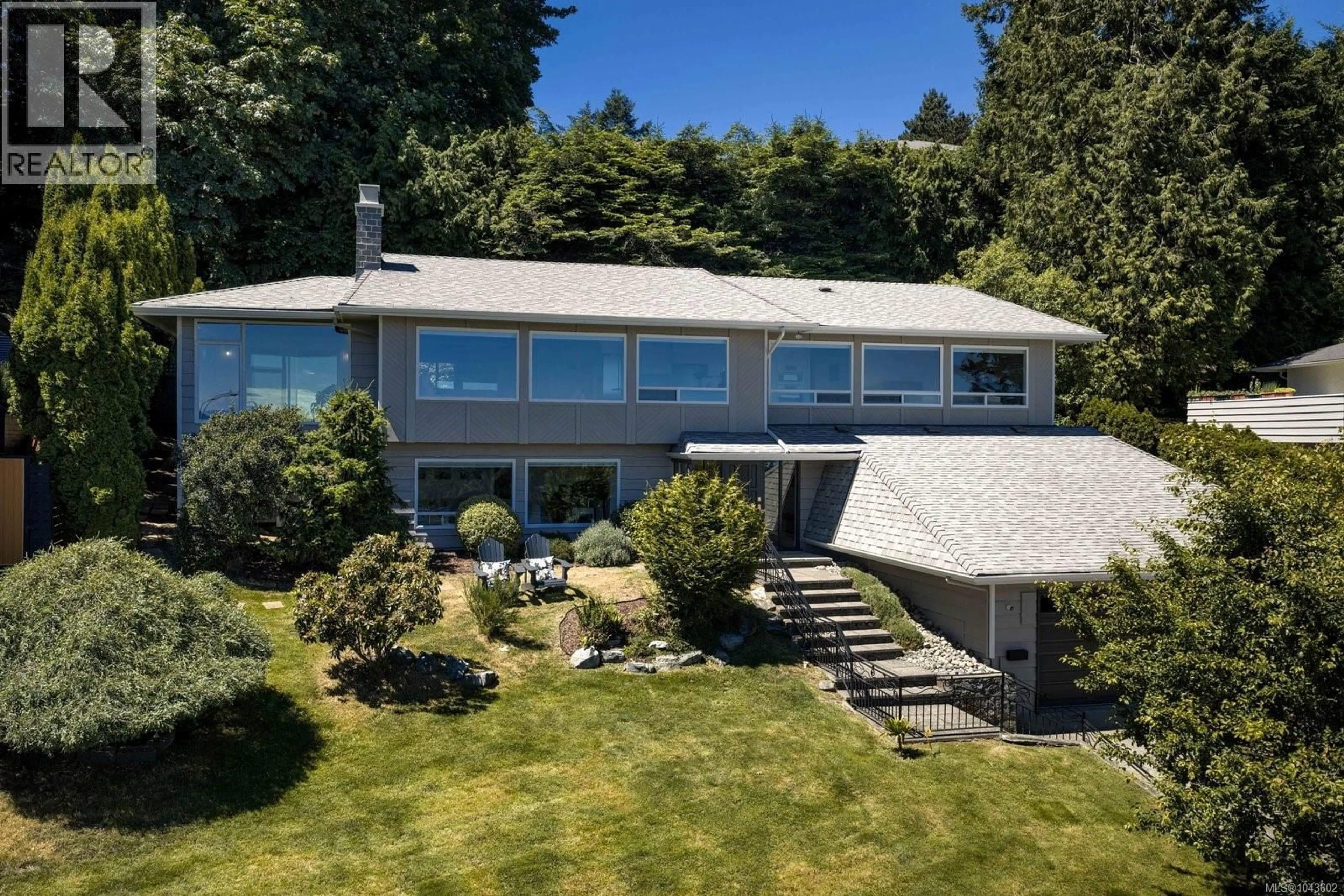 A pic from outside/outdoor area/front of a property/back of a property/a pic from drone, unknown for 5254 WESTOVER PLACE, Saanich British Columbia V8Y1P6
