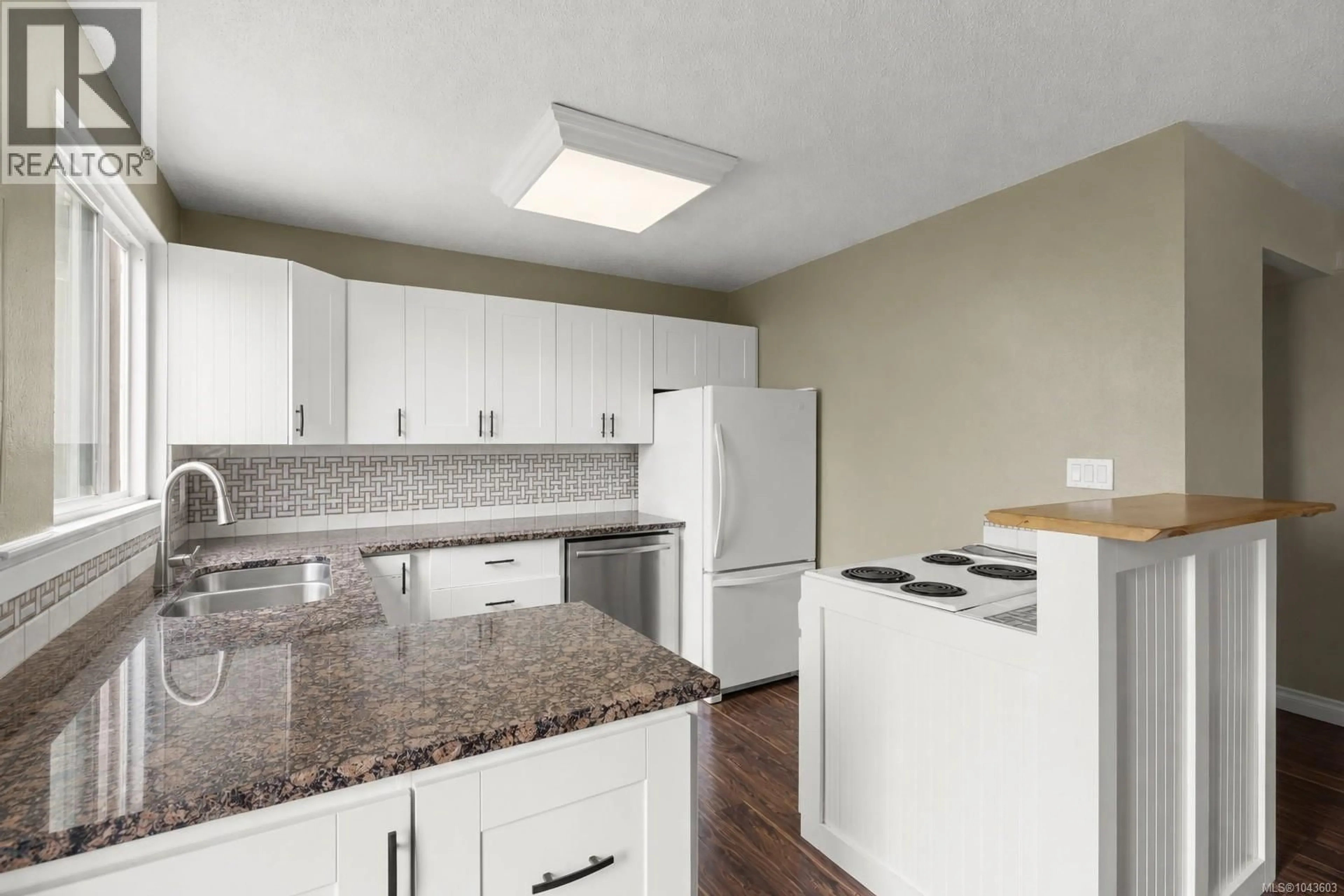 Standard kitchen, unknown for 11 - 10070 FIFTH STREET, Sidney British Columbia V8L2X9