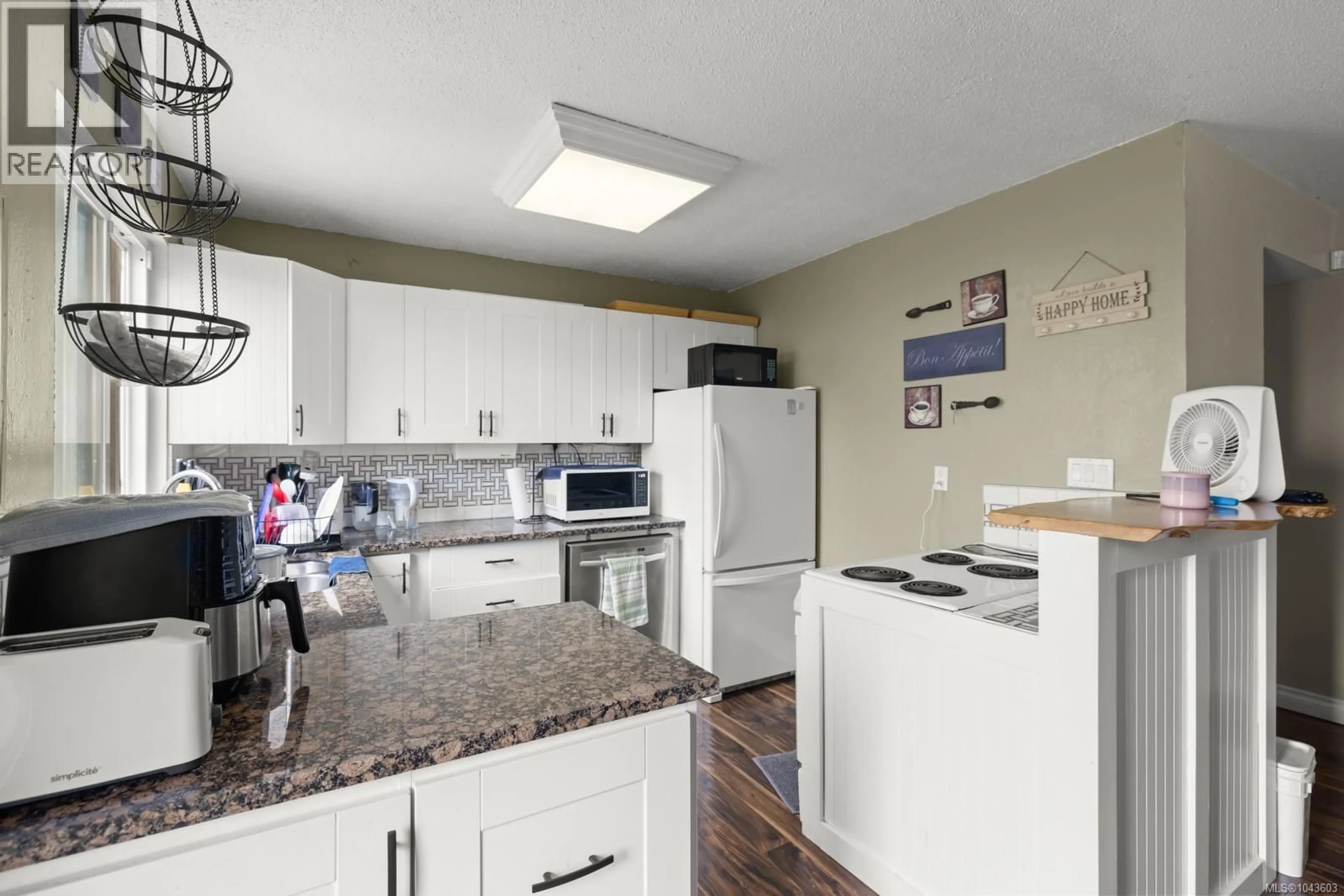 Standard kitchen, unknown for 11 - 10070 FIFTH STREET, Sidney British Columbia V8L2X9