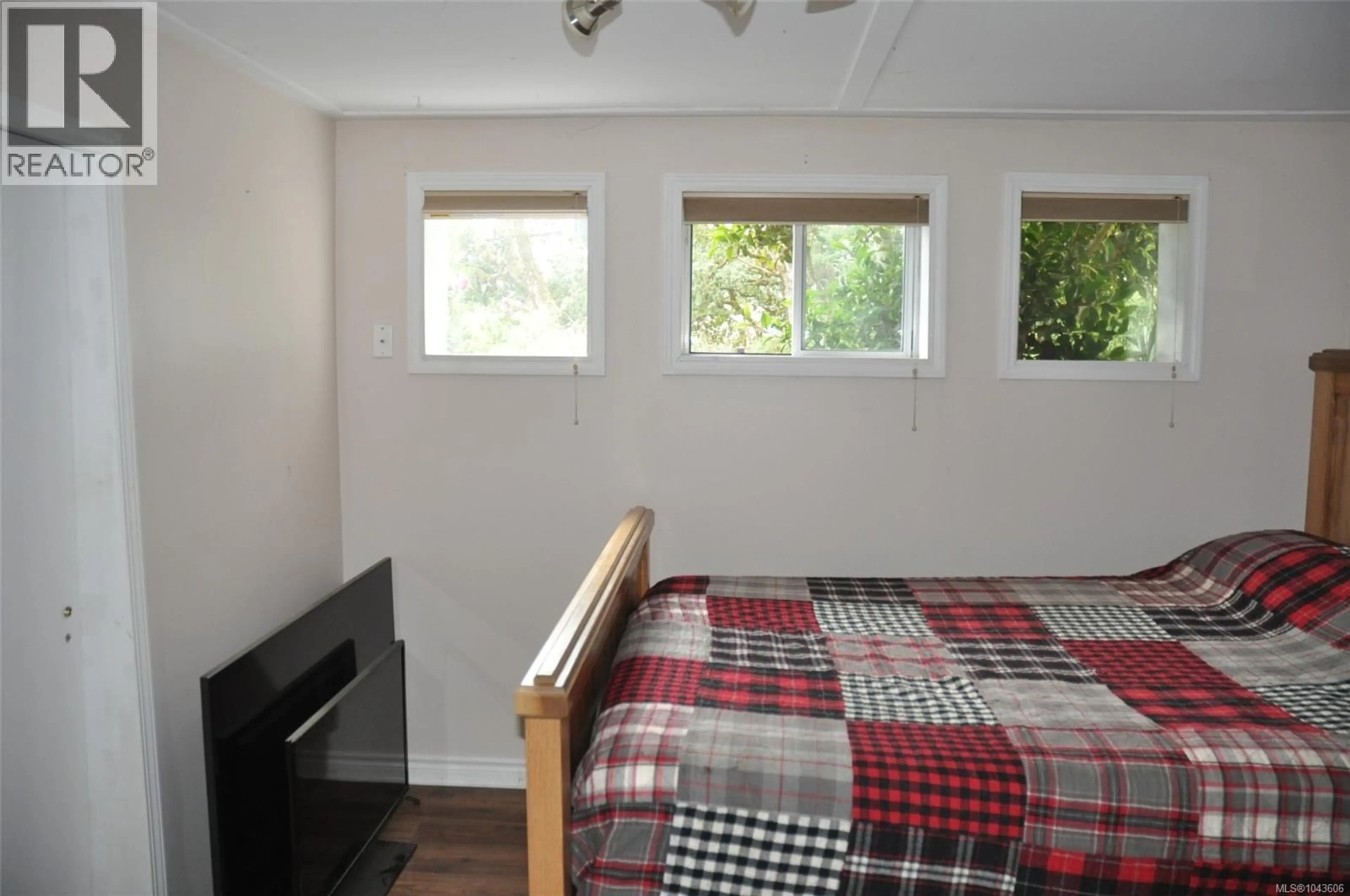 Bedroom with bed, unknown for 4719 WEST SAANICH ROAD, Saanich British Columbia V8Z3G9